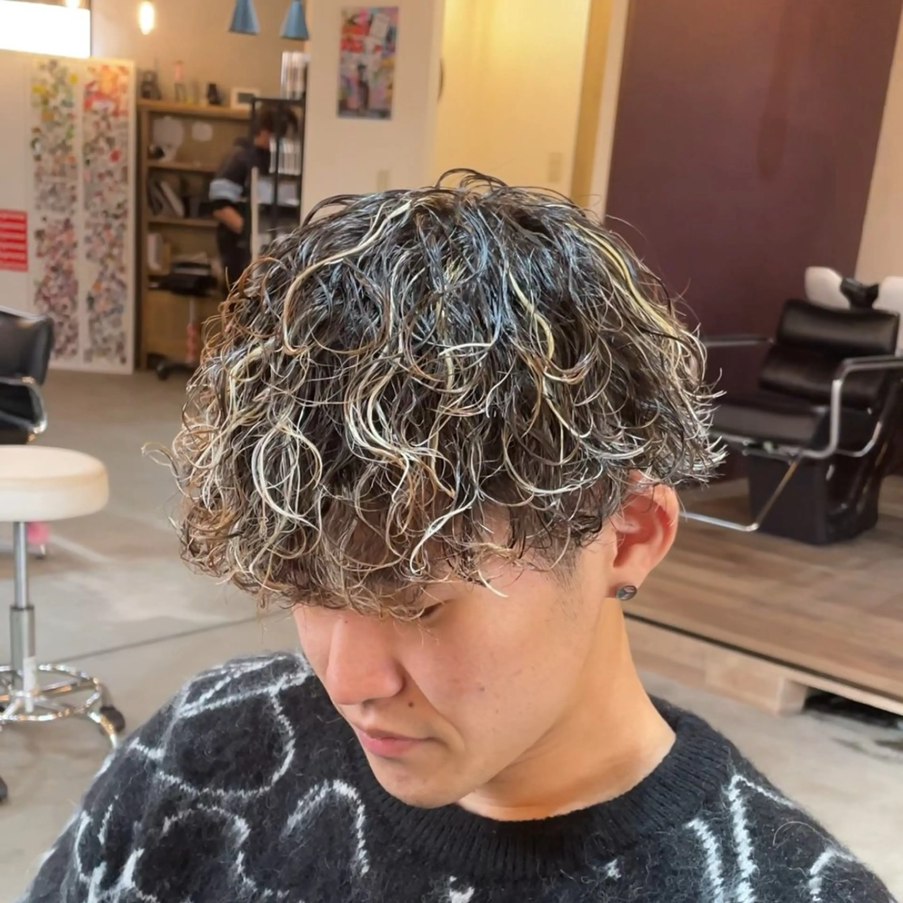 ショート カラー パーマ メンズ アップバング センターパート フェザーパーマ カルマパーマ マッシュ カット ヘアカラー パーマ メンズヘアの達人 大久保∞🇰🇷のヘアスタイル