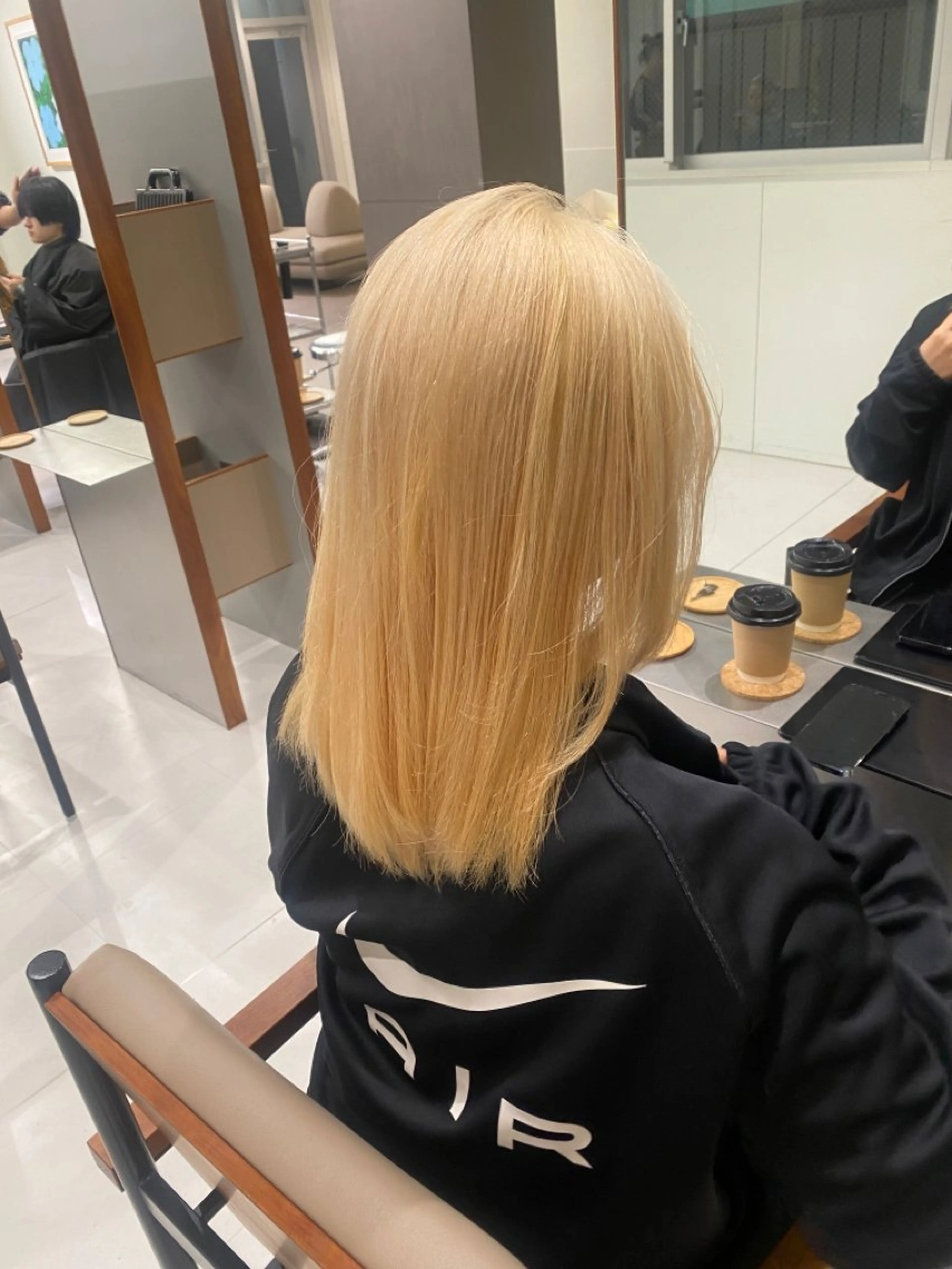 セミロング カラー ブリーチ 抜きっぱなしブロンド ブロンド ハイトーン大好き 美容師🕊️aiのヘアスタイル