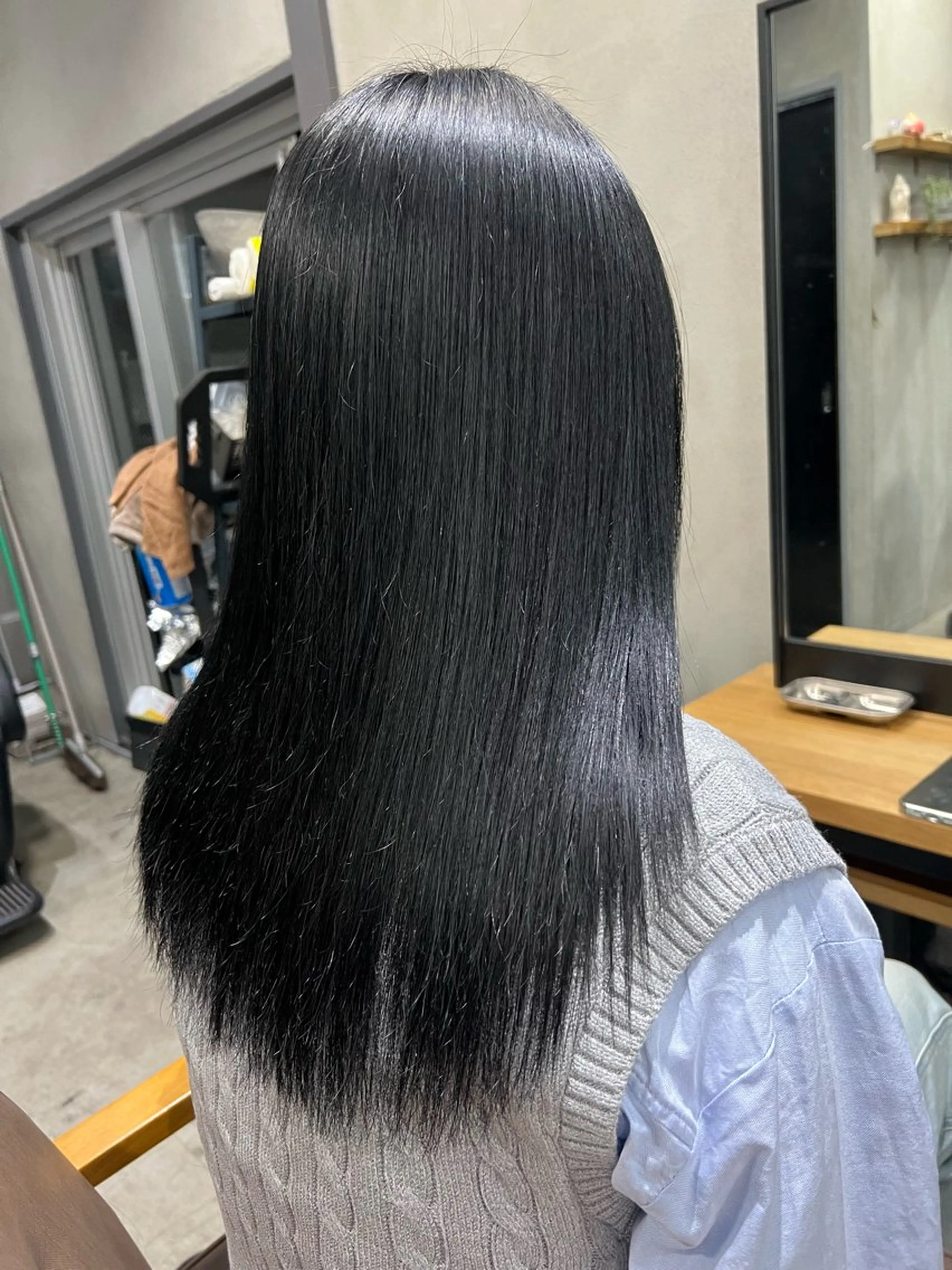 ミディアム カット ヘアカラー 縮毛矯正 maya レイヤーカットのヘアスタイル