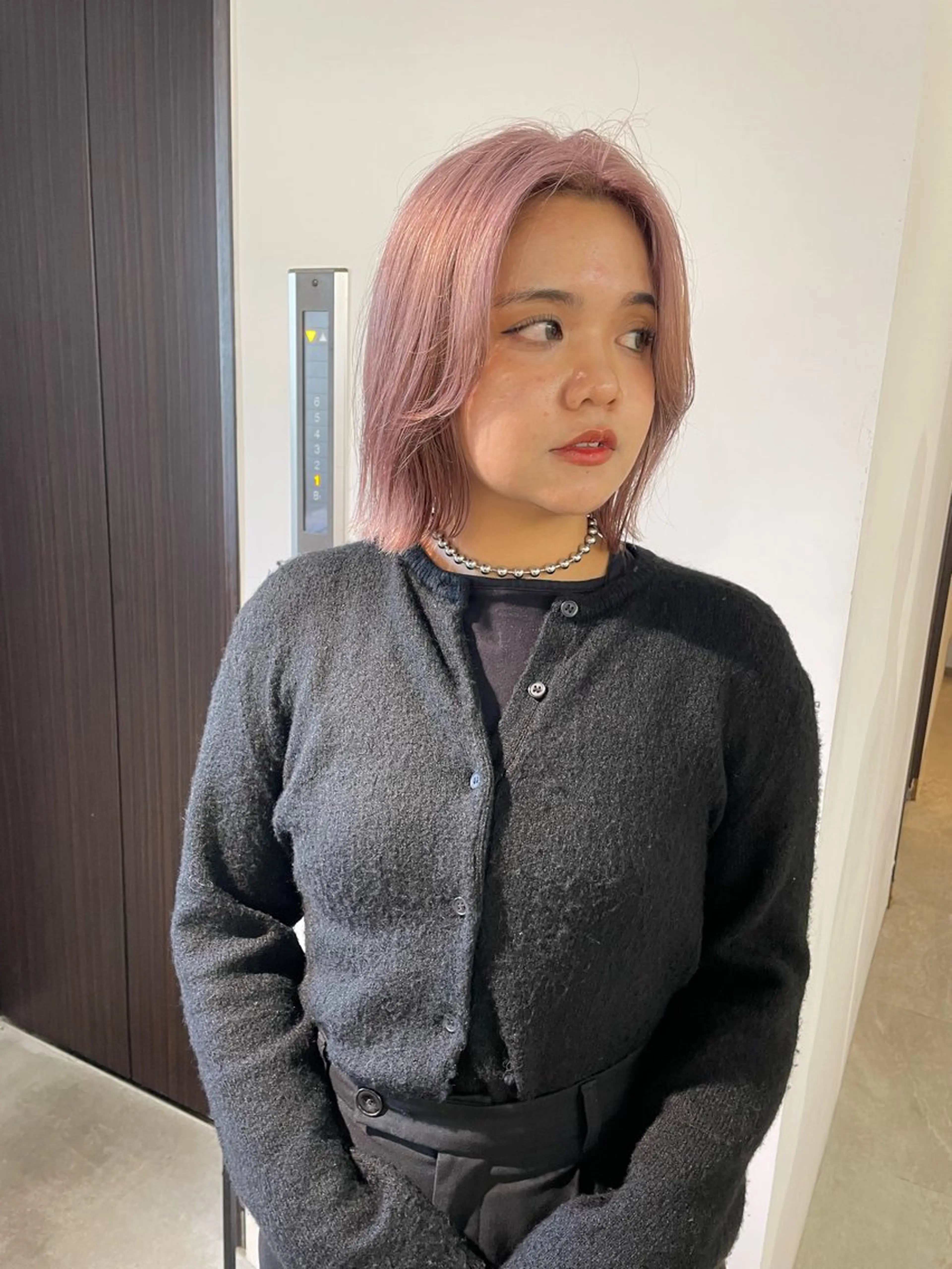 ショート カラー ベージュカラー ブリーチ ブロンド ケアブリーチ ダブルカラー ヘアカラー トリートメント MIU/ルーツカラー ボブ/顔周りレイヤーのヘアスタイル