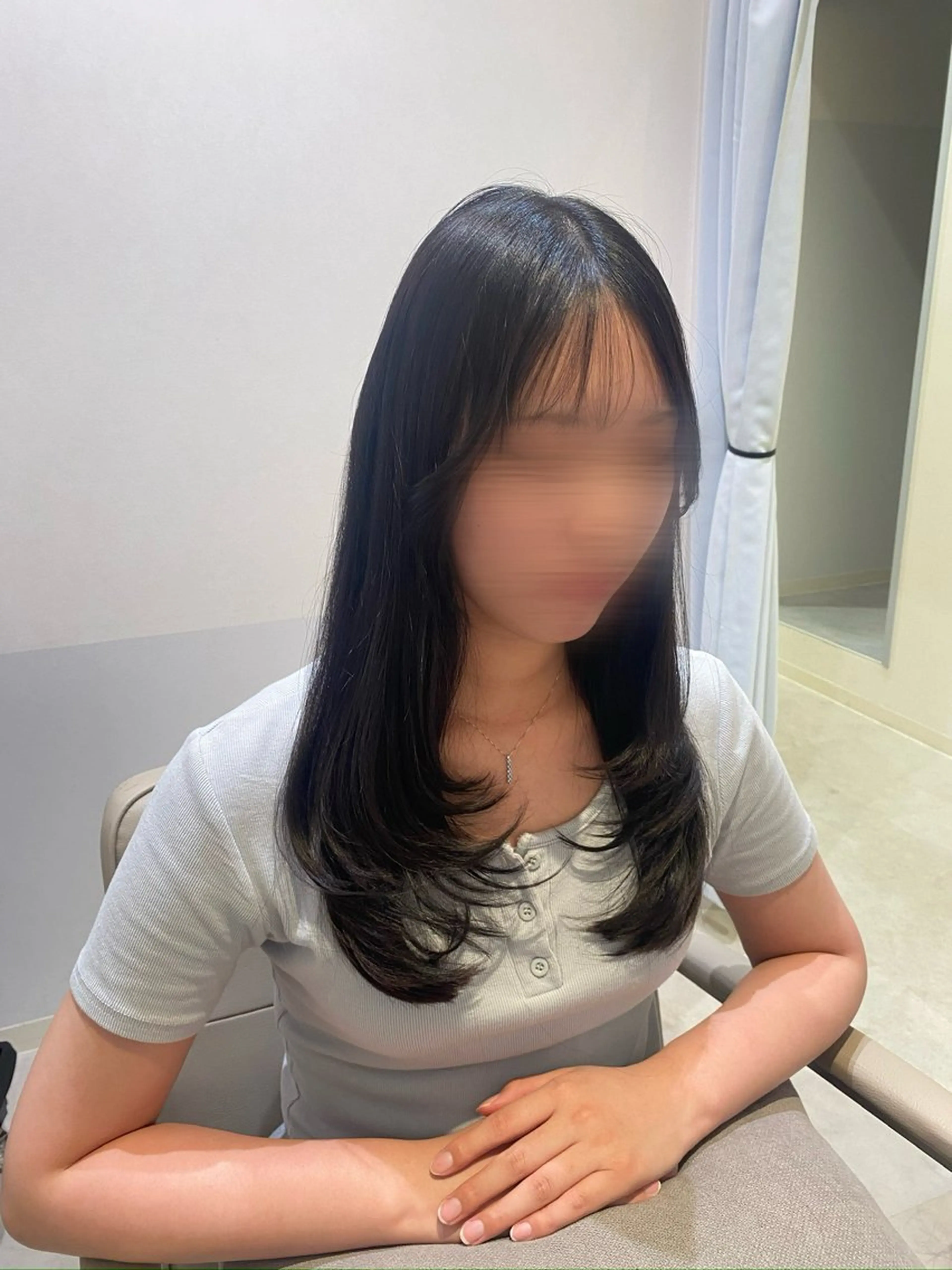 ロング カラー ロングレイヤー 黒髪 グレーブラック レイヤーカット ロング カット ヘアカラー 韓国ヘア・ブリーチ 🩵SHIZUKUのヘアスタイル