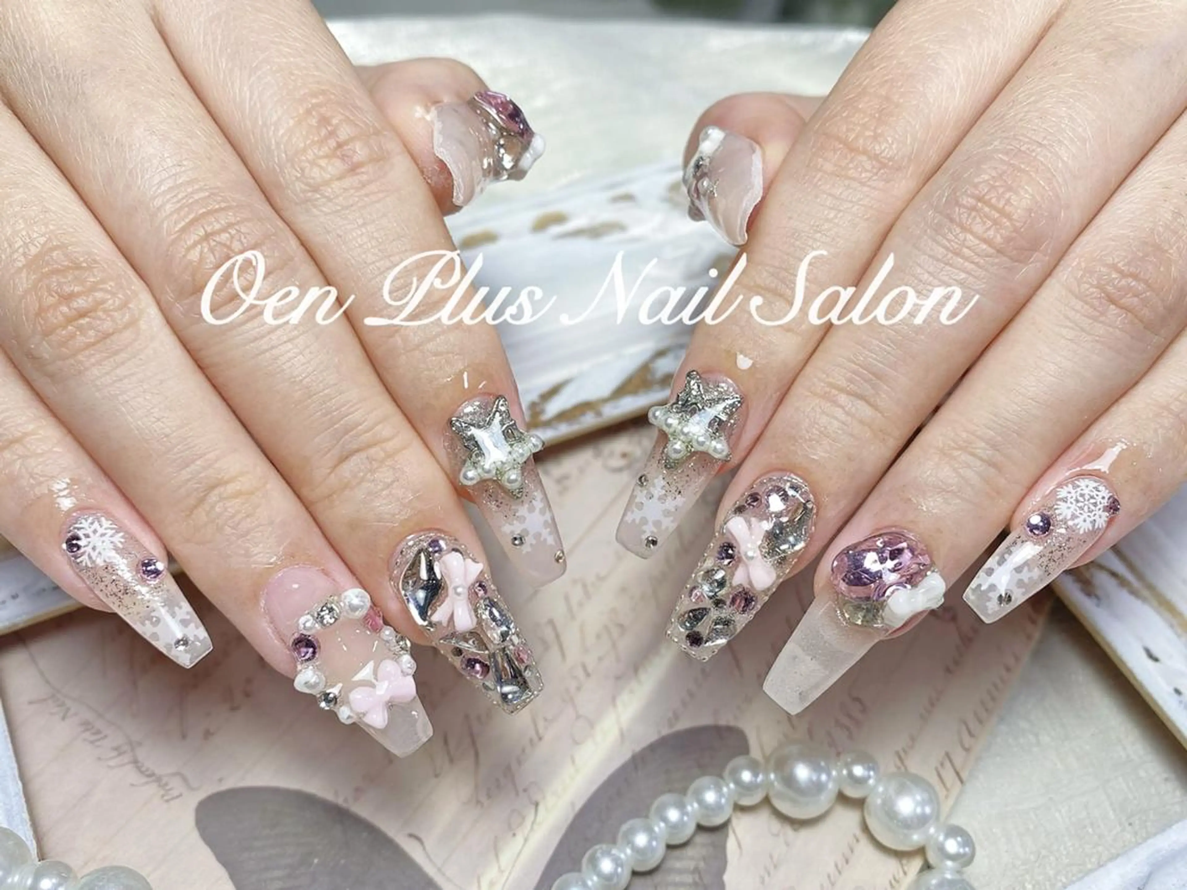 ネイル フラワーネイル フレンチネイル ジェルネイル ガラスフレンチ ハート ハンドネイル One Plus Nail Salonのネイルデザイン