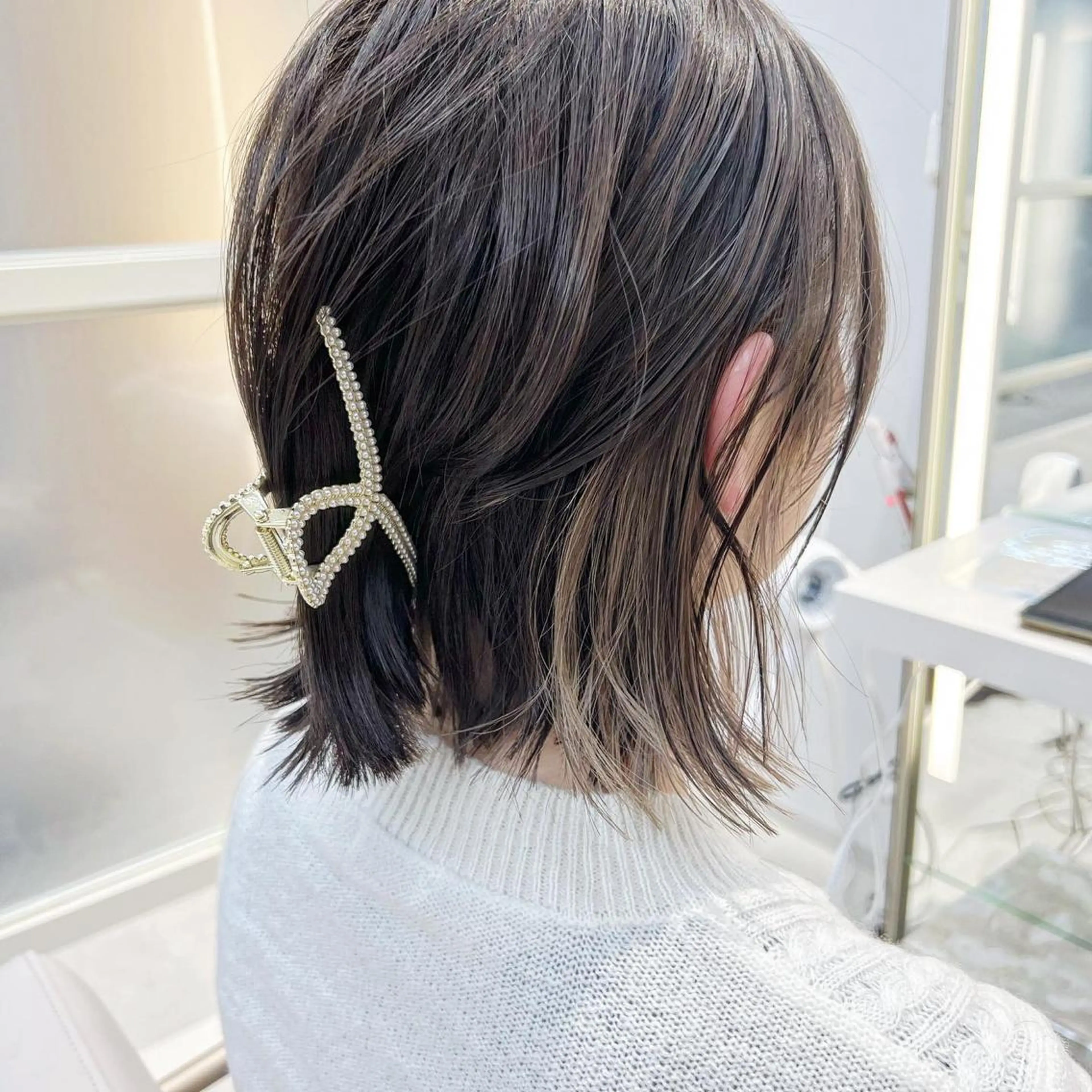 ミディアム カラー パーマ ヘアアレンジ 切りっぱなしボブ ブリーチ グレージュ ハイトーンカラー ボブ ヘアカラー トリートメント レイヤー専門家 ニュアンスカラー修のヘアスタイル