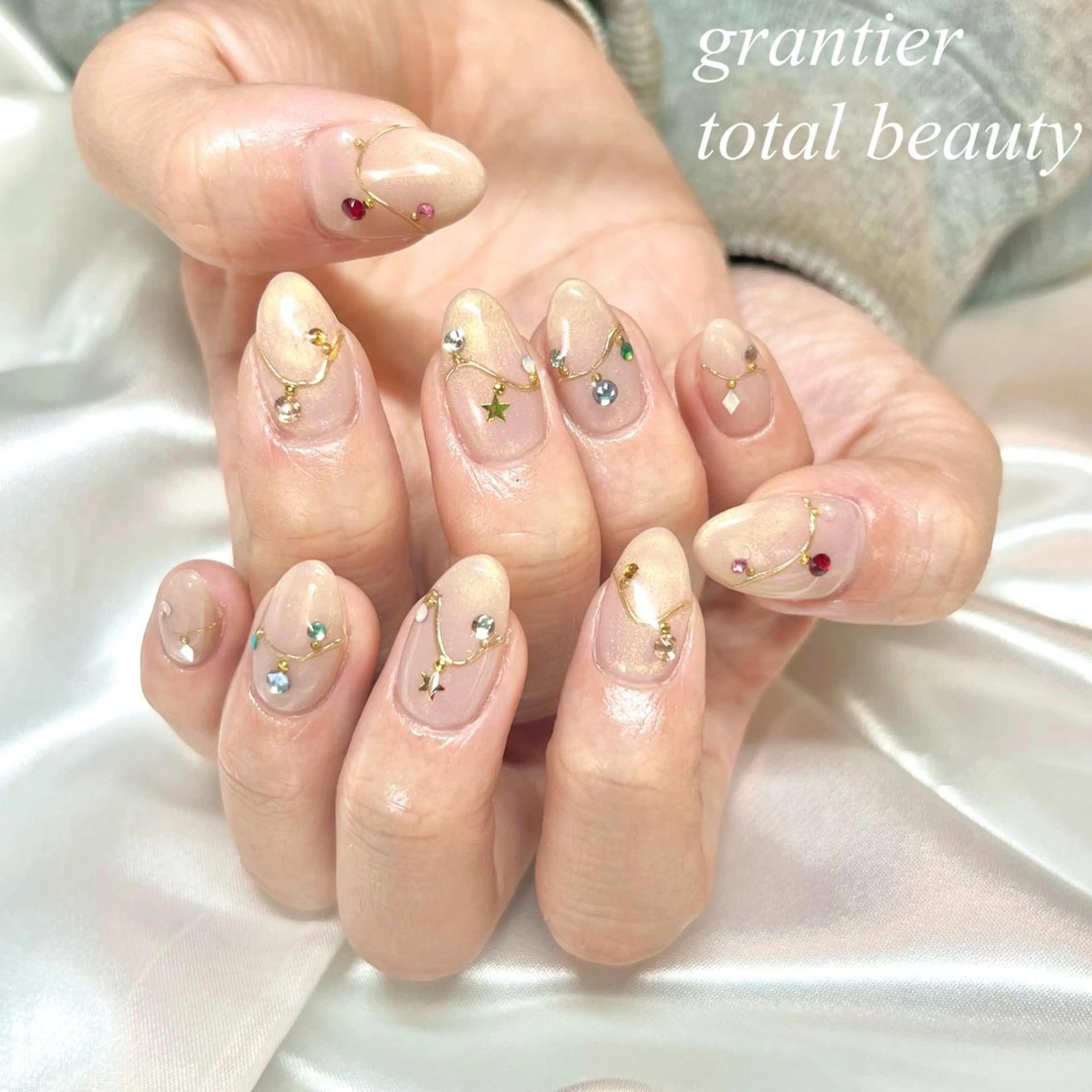 ネイル キラキラネイル 冬ネイル クリスマス ハンドネイル grantier beautyのネイルデザイン