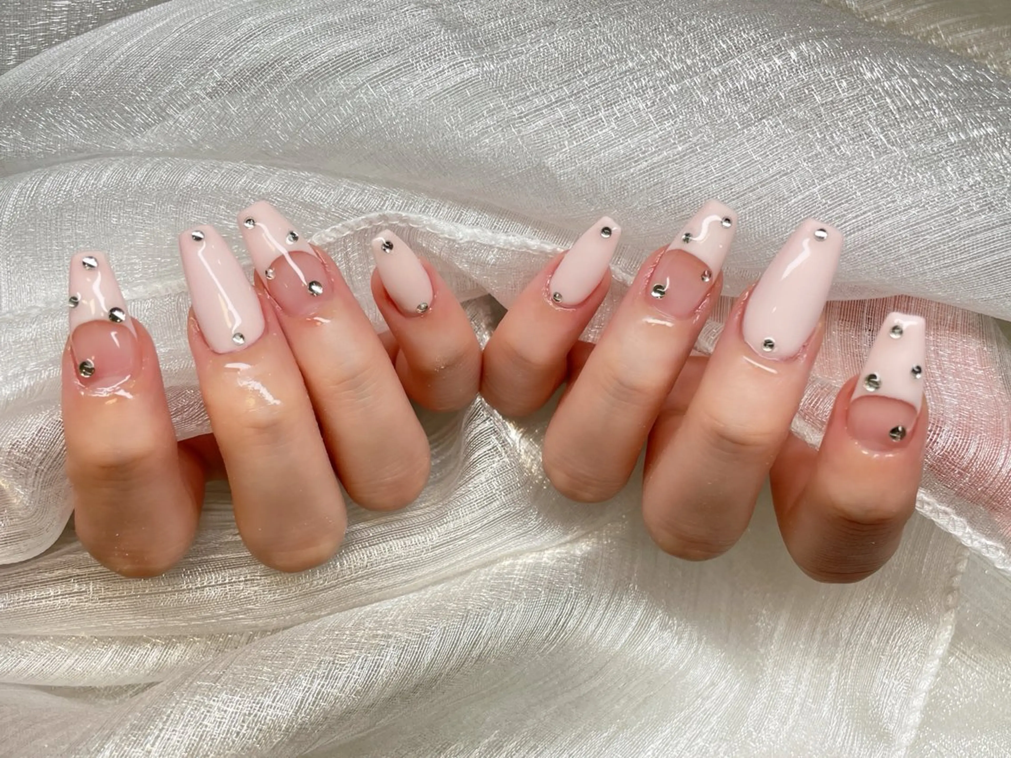 ネイル 長さ出し フットネイル フレンチネイル ジェルネイル ガラスフレンチ ハンドネイル ハンドケア More Glam渋谷店のネイルデザイン