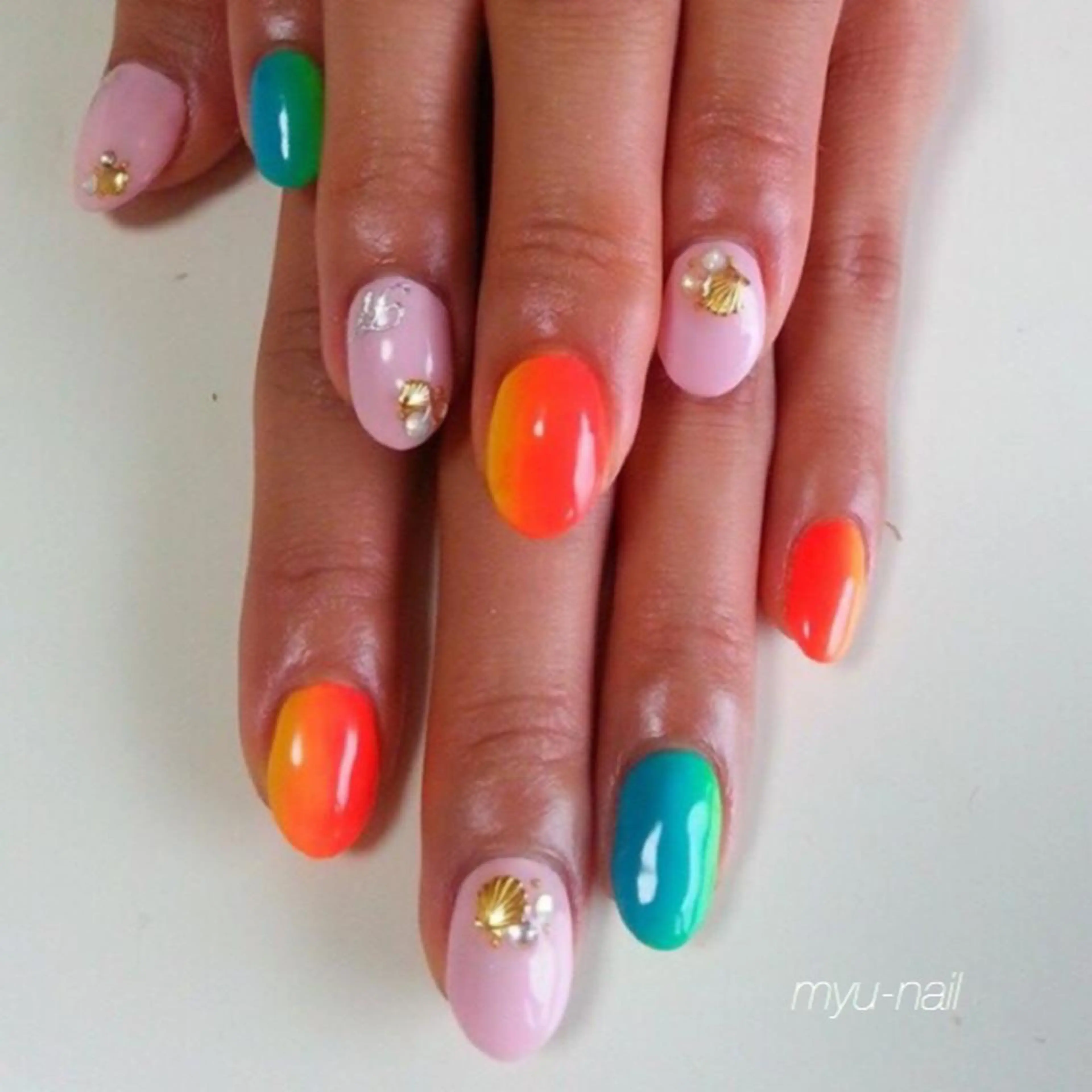 ネイル アートネイル グラデーション ホームサロン myu-nailのネイルデザイン