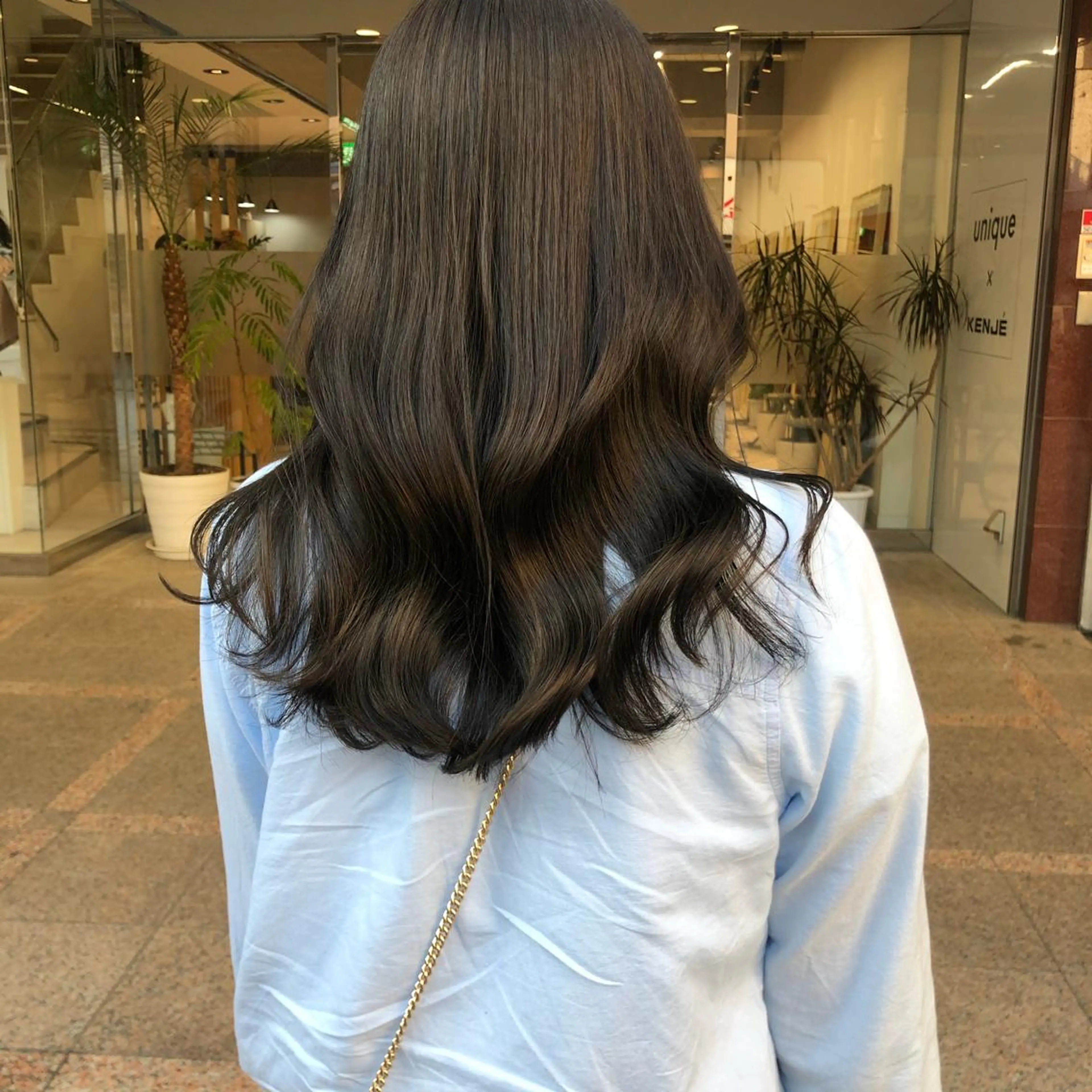 ロング カラー レイヤー/顔まわり カット/地毛風カラーのヘアスタイル