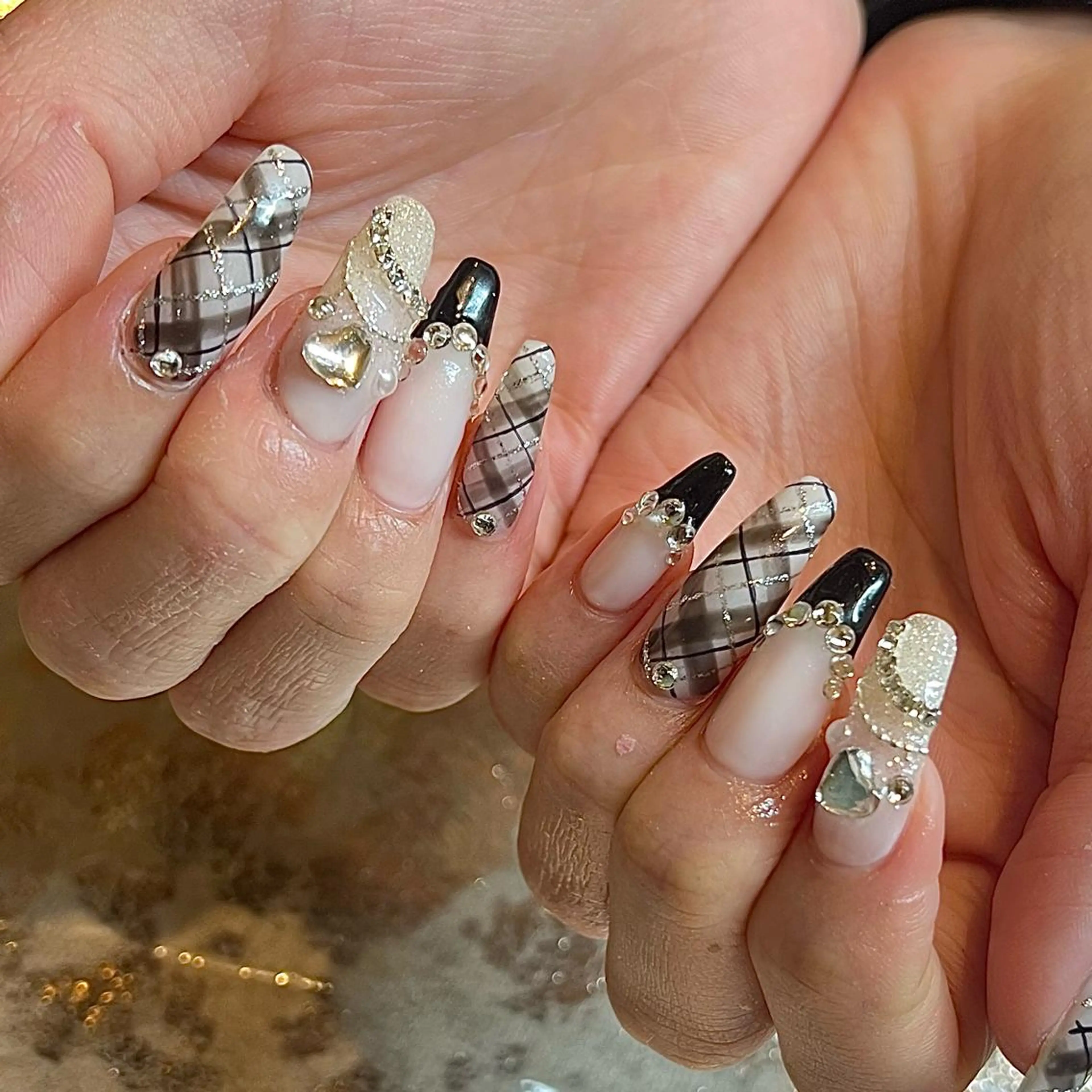 ミディアム ネイル キラキラネイル ハンドネイル H🌺 NAILのネイルデザイン
