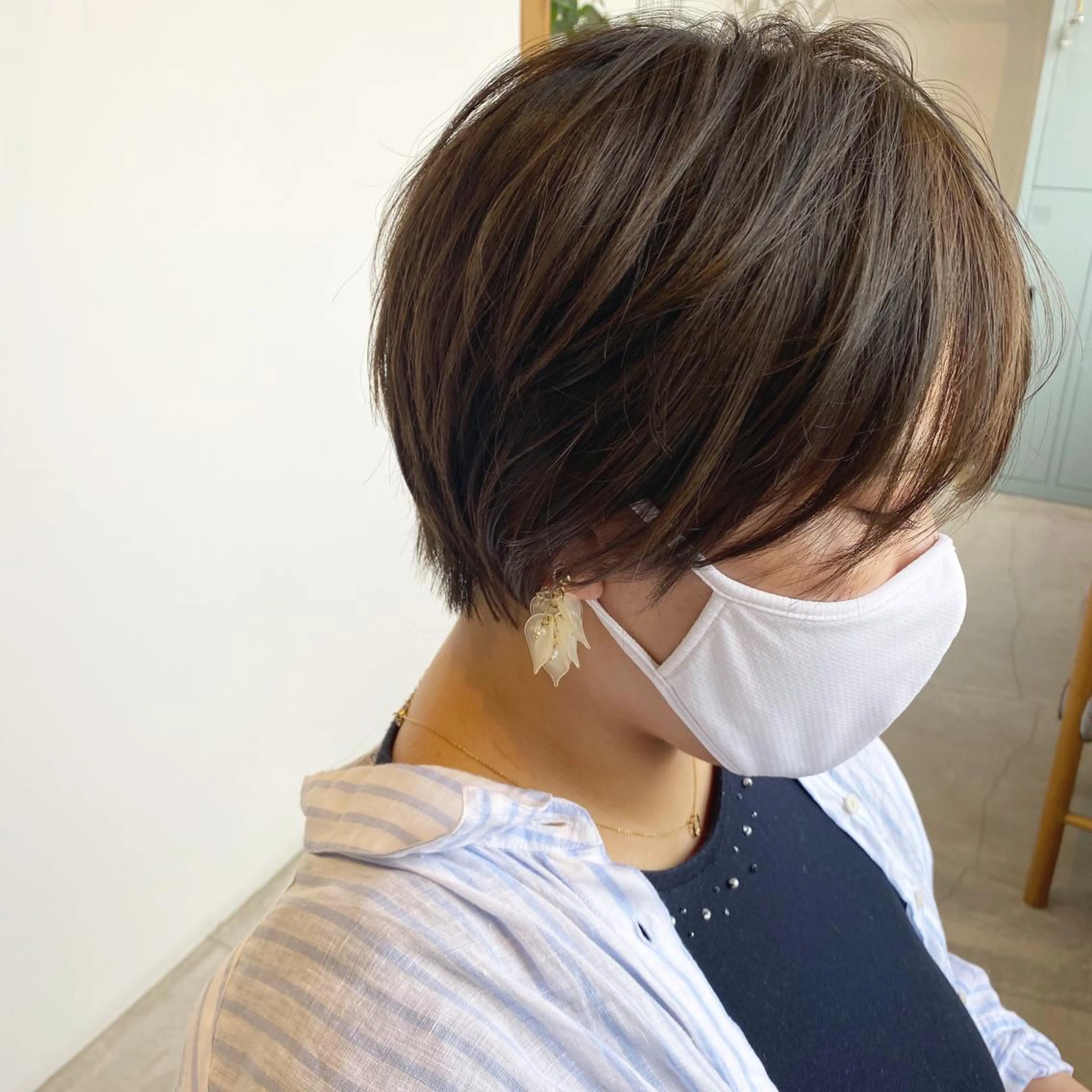 ショート カラー ブリーチ 透明感カラー グレージュ カーキグレージュ ブリーチなしカラー カット ヘアカラー 入江 志穂のヘアスタイル