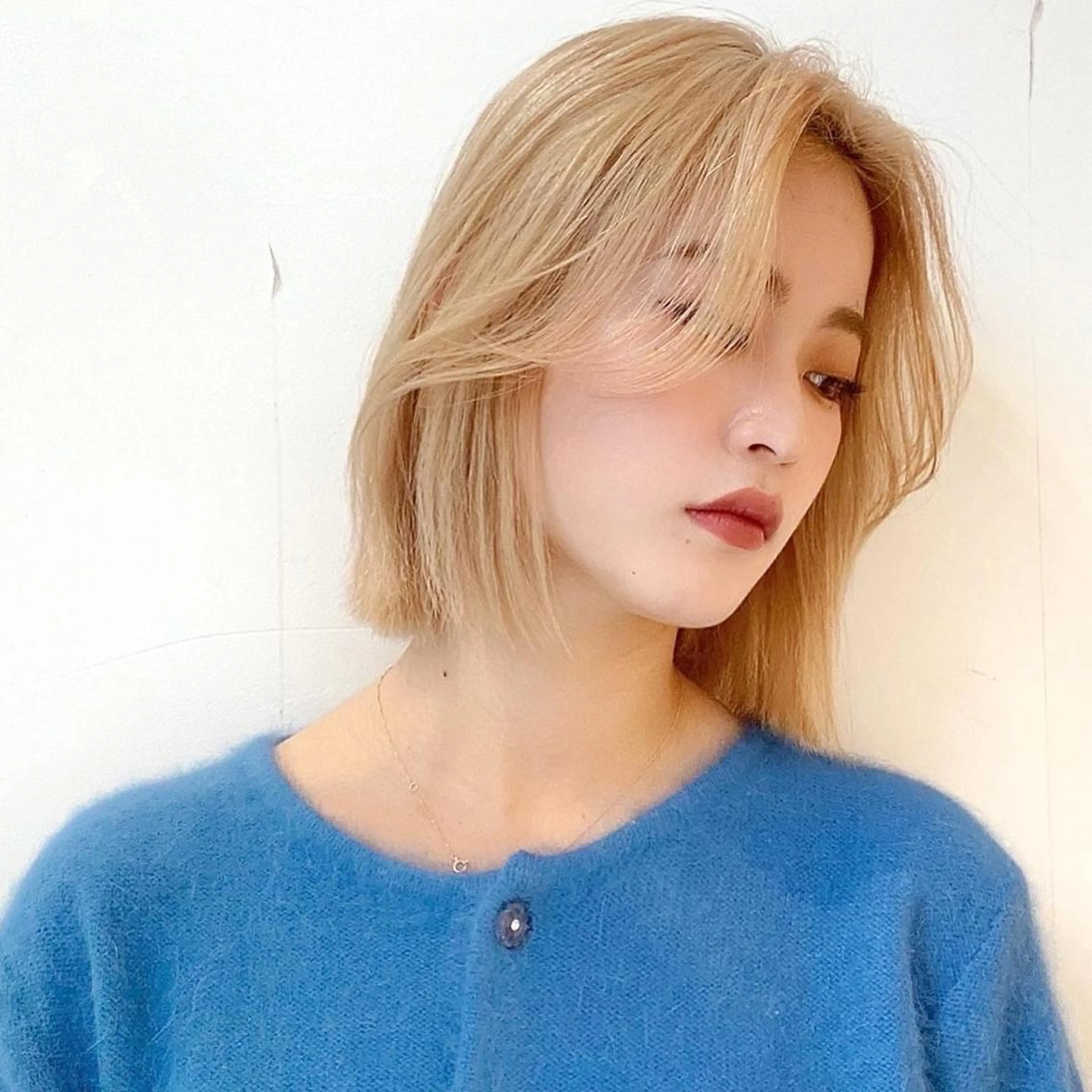 ミディアム カラー 切りっぱなしボブ ブリーチ グレージュ イルミナカラー インナーカラー カット ヘアカラー トリートメント ニュアンスレイヤー ハイトーンカラーのヘアスタイル