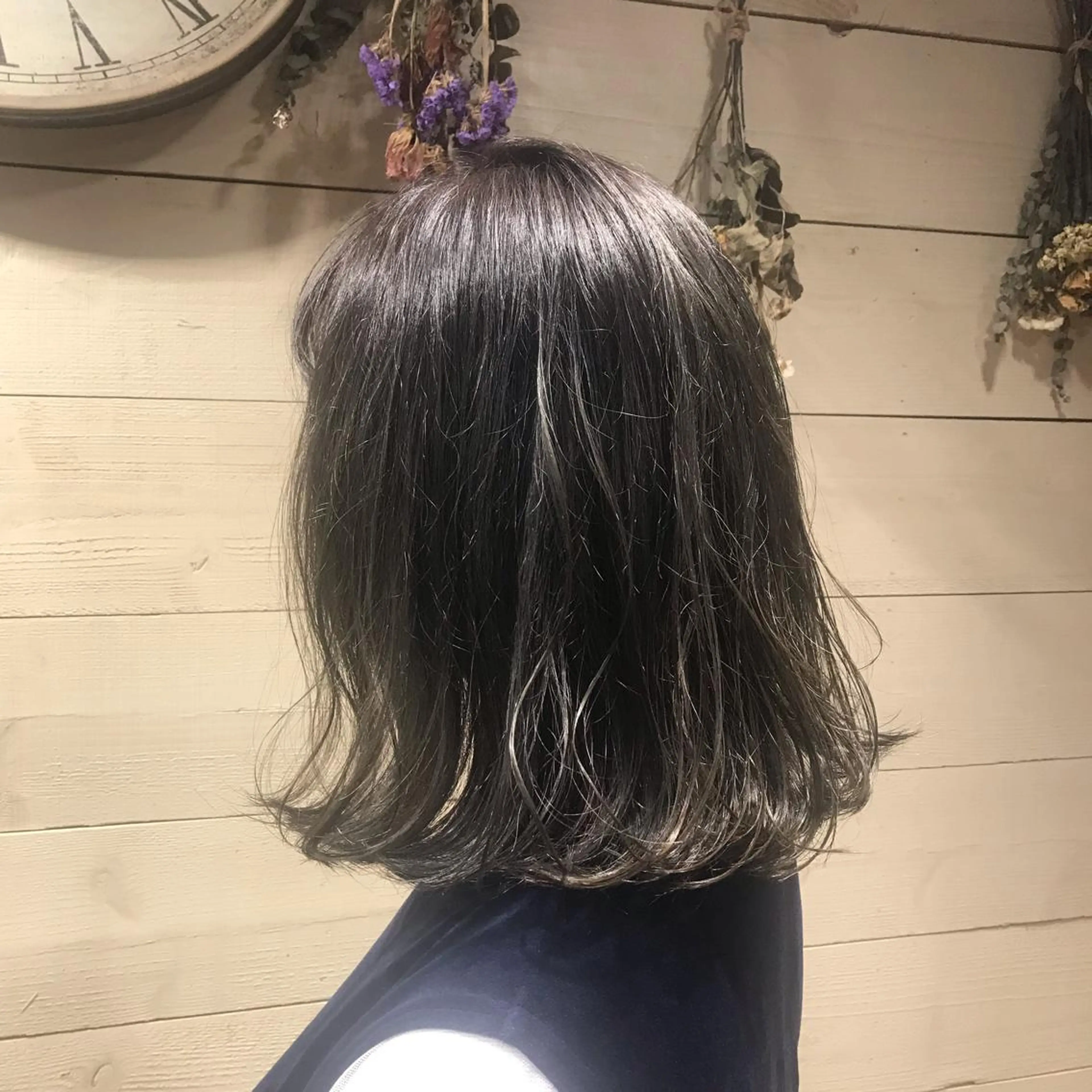 カラー アッシュ ネイビーカラー クワハラ イオリのヘアスタイル
