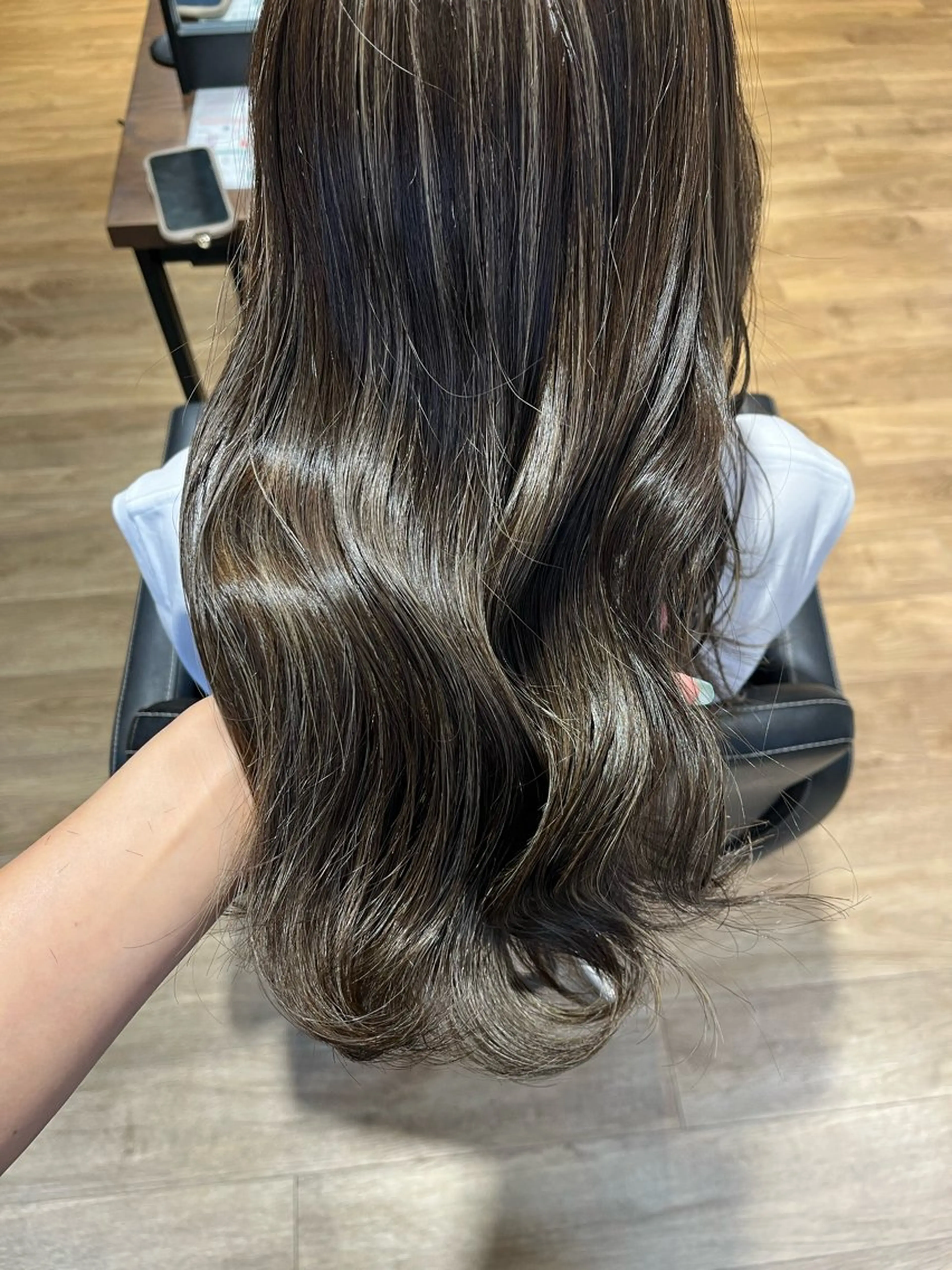 ロング カラー ブリーチ グレージュ ハイライトカラー オリーブグレージュ オリーブグレー カット ヘアカラー Riposo.所属・✨艶髪✨ 奈須晴香のヘアスタイル