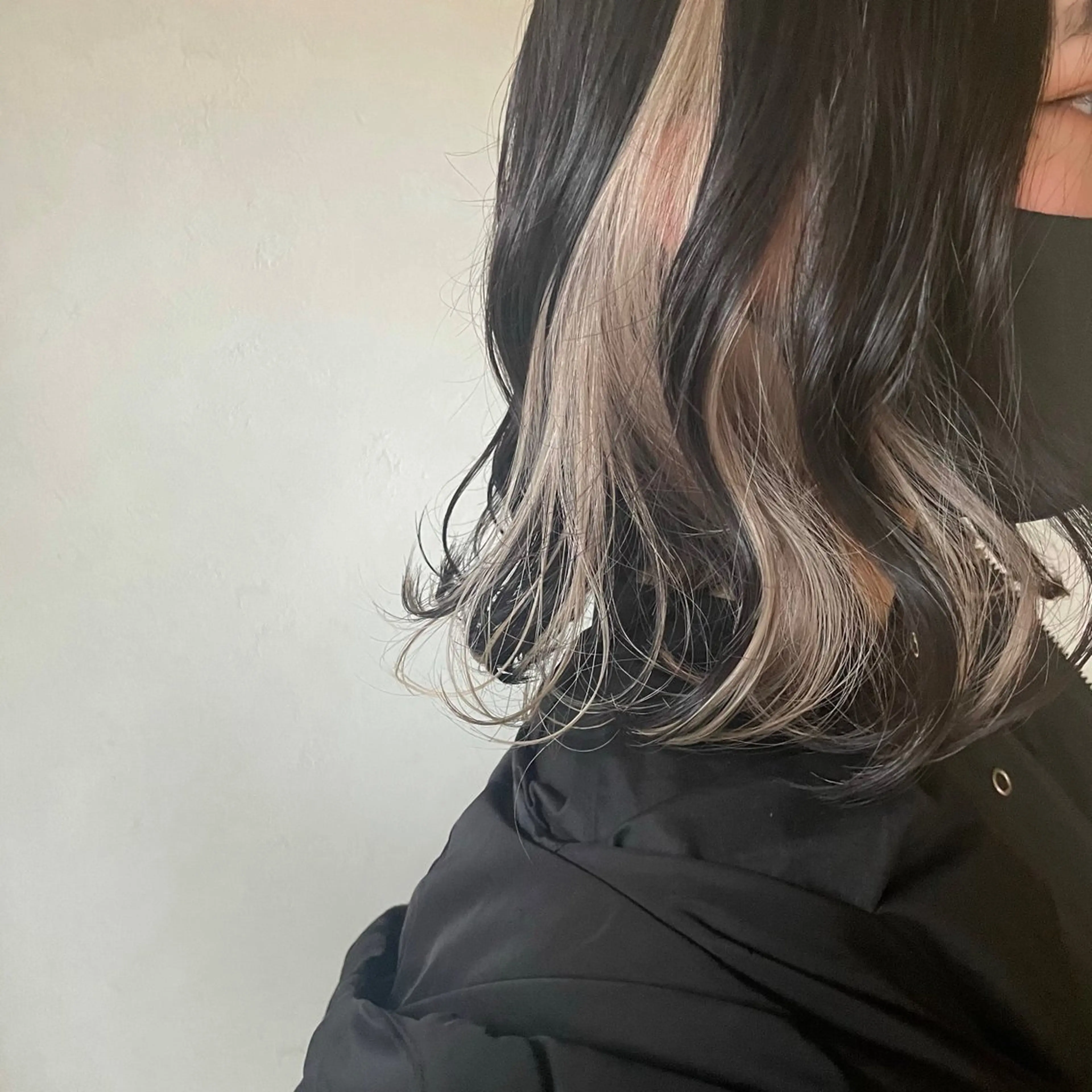 ミディアム 顔まわりレイヤー 顔周りカット レイヤーカット 透明感カラー／ 今城愛友花のヘアスタイル