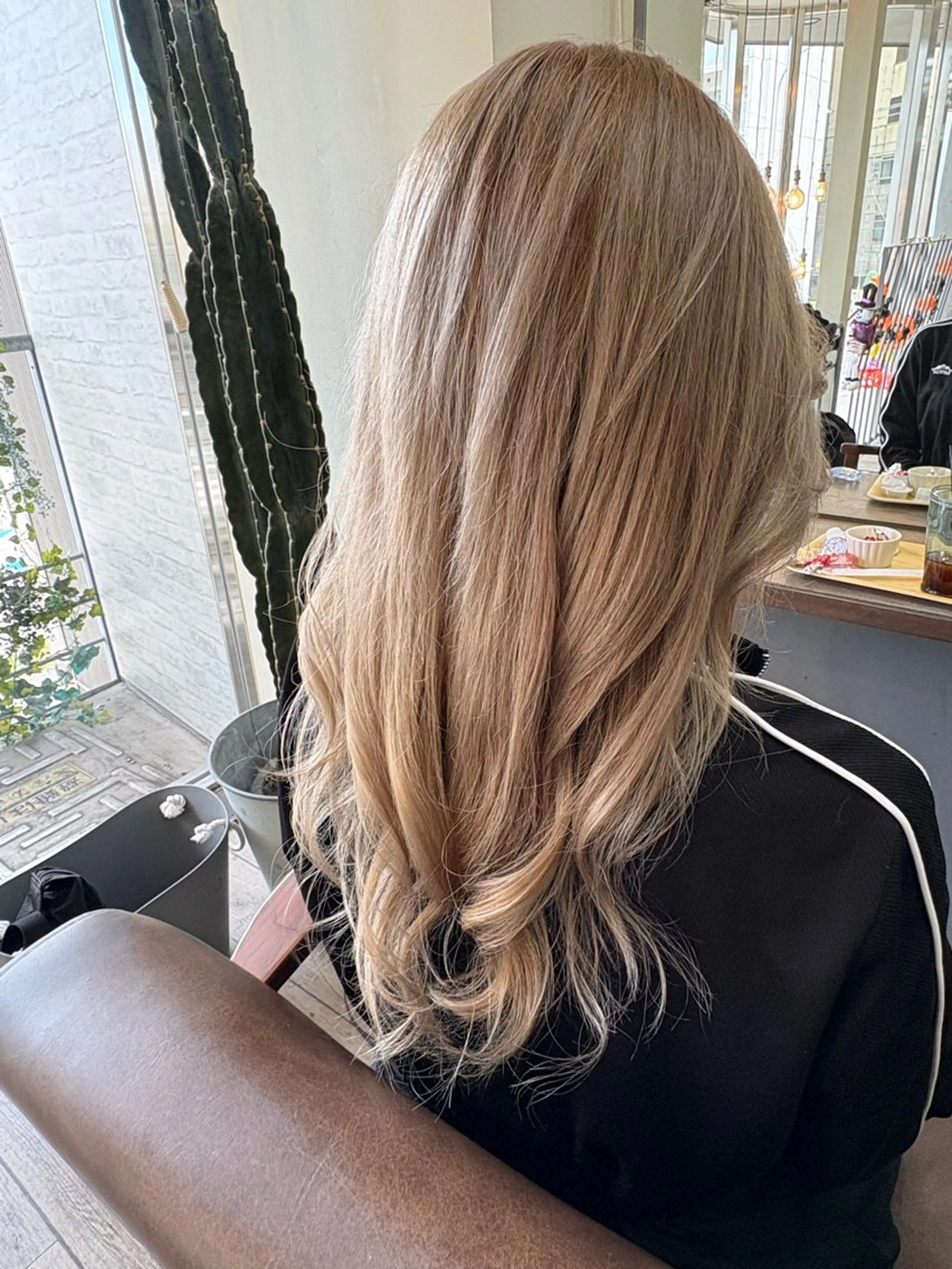 ロング カラー ベージュカラー シルバー 飯泉 夏琉のヘアスタイル