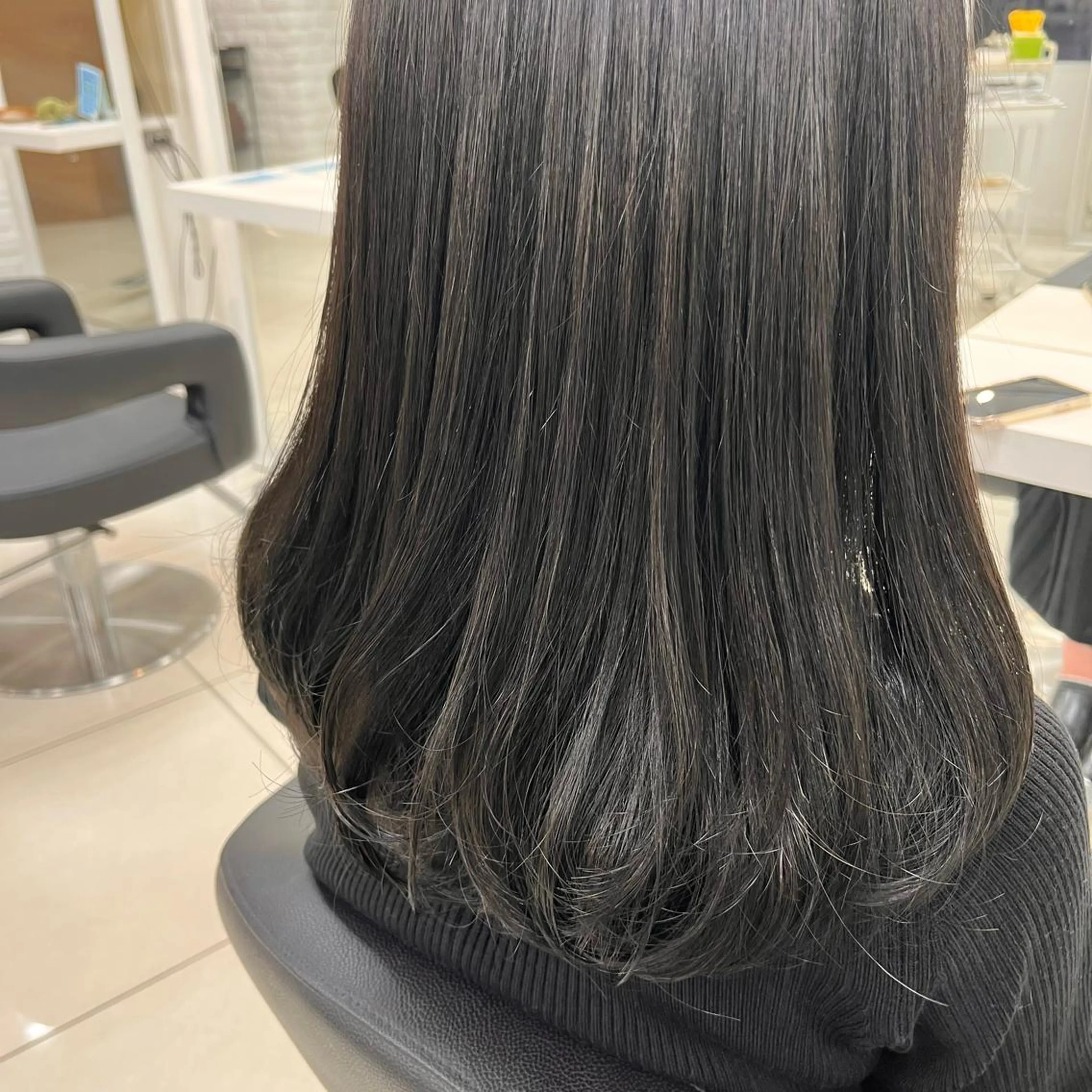 セミロング カラー アッシュ アッシュグレー アッシュグレージュ グレージュ カット ヘアカラー トリートメント メンズヘア専門🦊 RYOKAのヘアスタイル