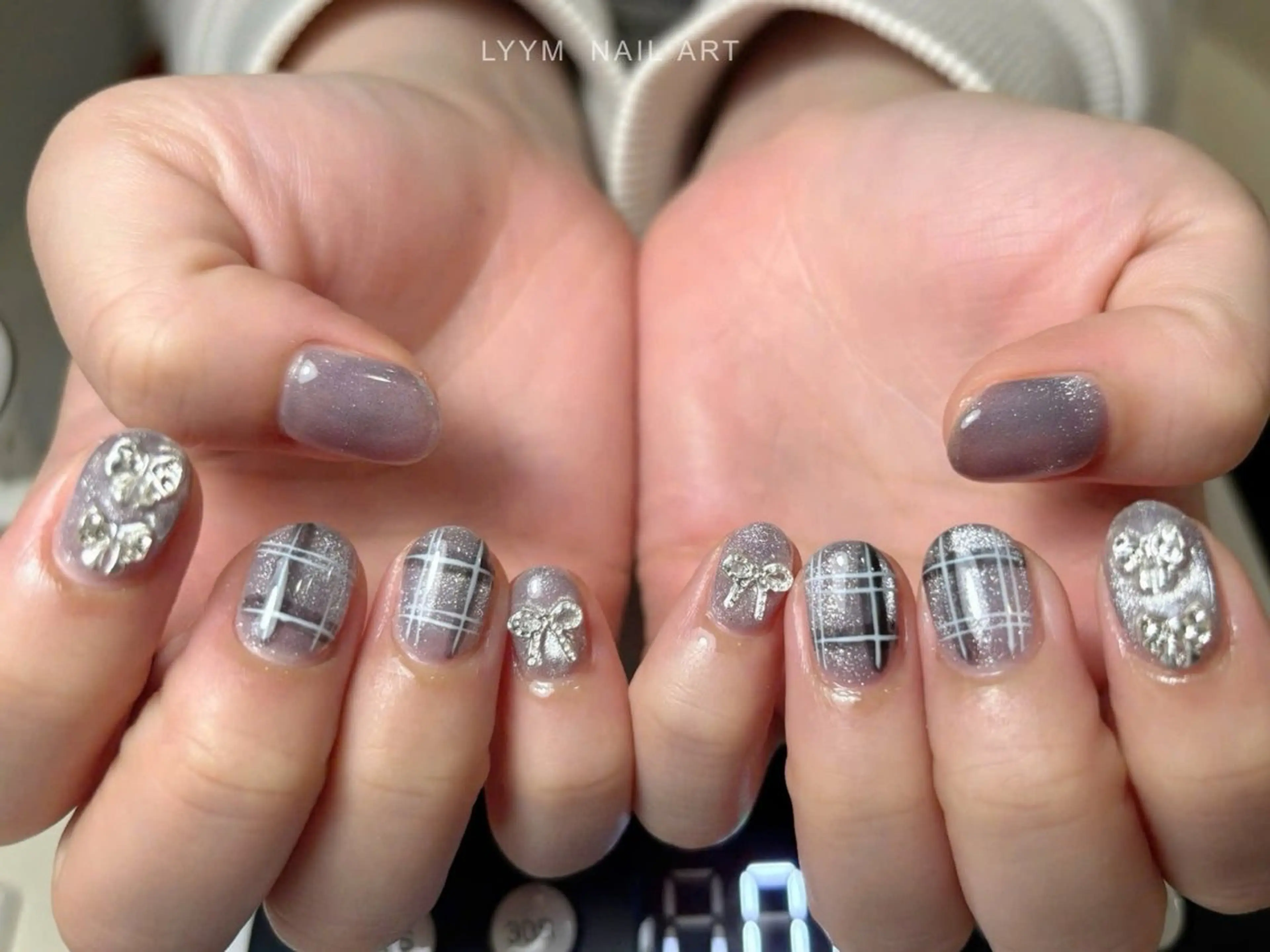 ネイル 韓国ネイル リボン シルバー 冬ネイル ハンドネイル LYYM Nail Salonのネイルデザイン