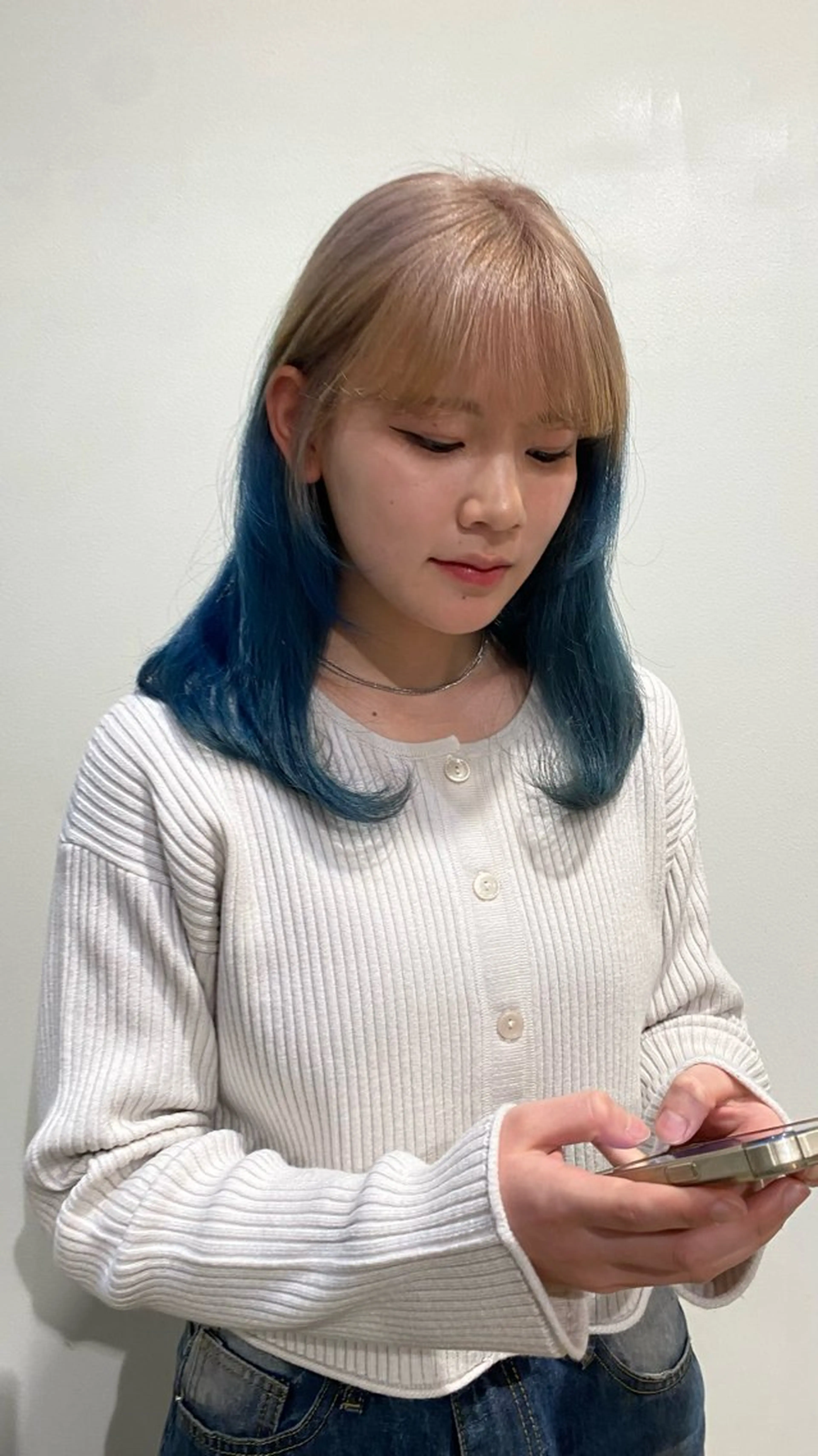 セミロング カラー 磯谷 朋のヘアスタイル