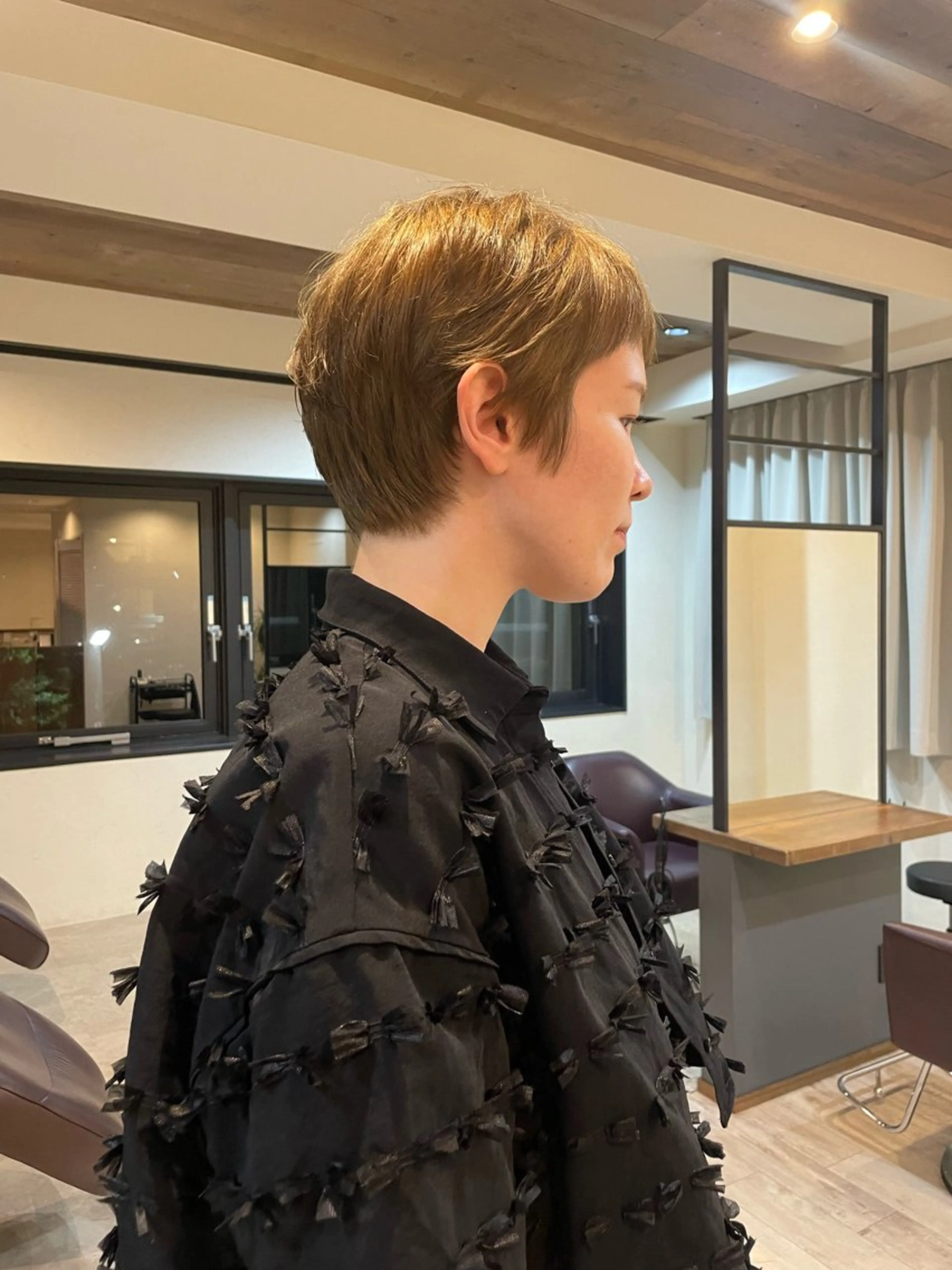 ショート カラー ベージュカラー ブリーチ ブリーチなしカラー オリーブベージュ カット ヘアカラー トリートメント 渋谷 留菜のヘアスタイル