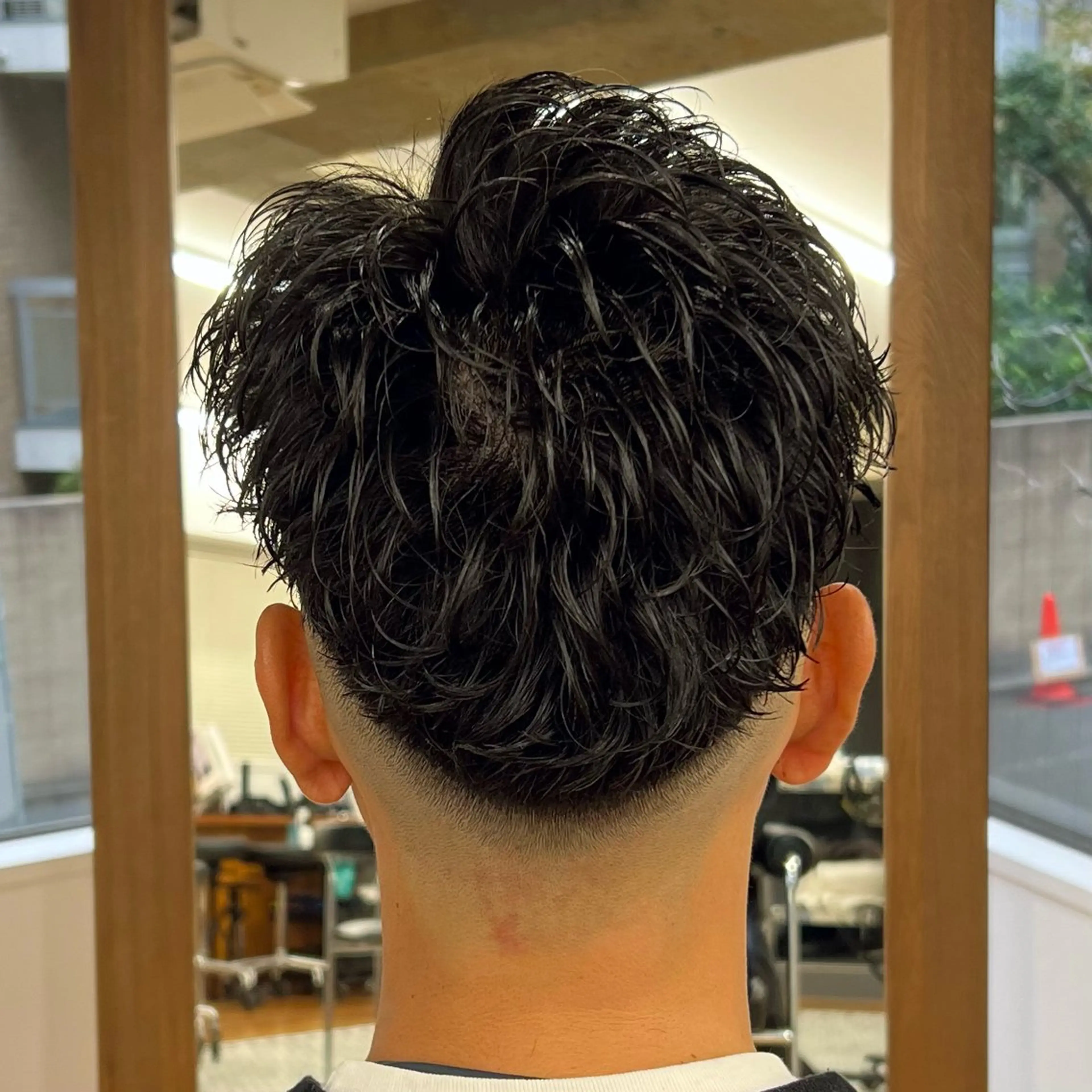 ショート パーマ メンズ フェードカット メンズパーマ スキンフェード カット パーマ メンズカット✂️ スキンフェード伊藤陸のヘアスタイル