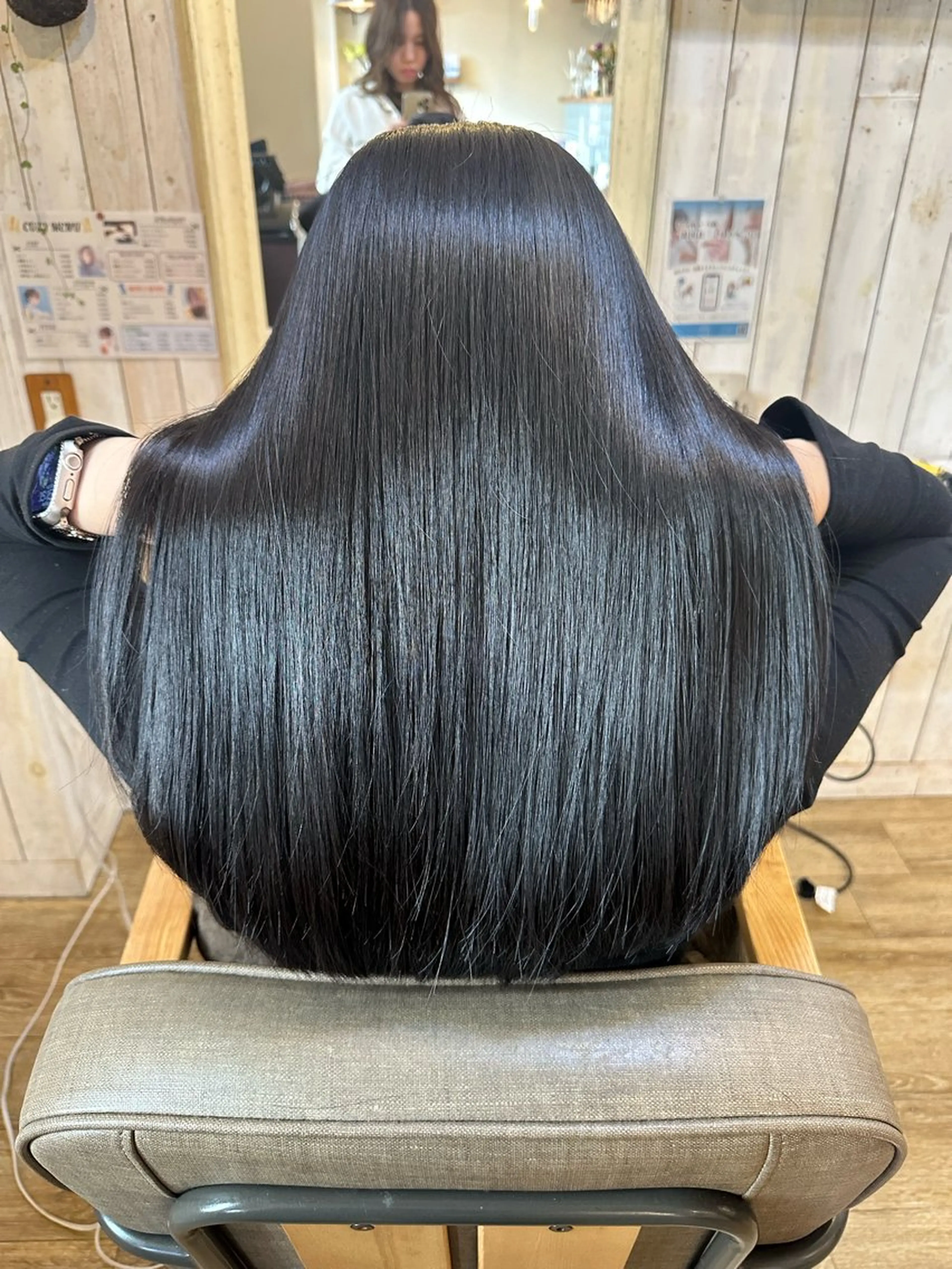 ミディアム カット トリートメント 髪質改善／艶髪/ 透明感カラー/サラのヘアスタイル