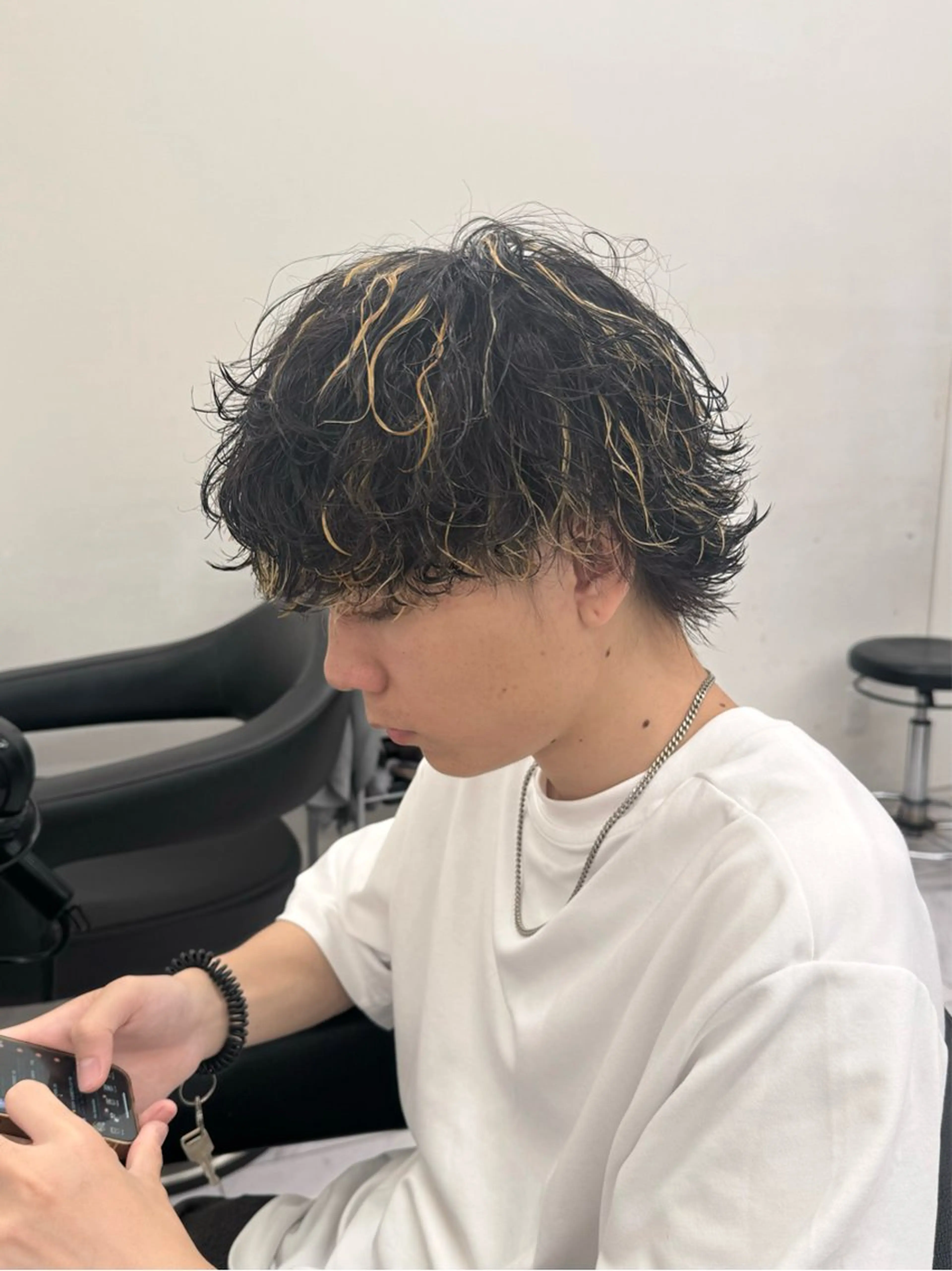 ミディアム カラー パーマ ヘアアレンジ メンズ ミディアムパーマ メンズハイライト メンズメッシュ メンズパーマ ハイライトカラー カット パーマ トリートメント ヘッドスパ ヘアセット 🟦メンズパーマの 達人🟦のヘアスタイル