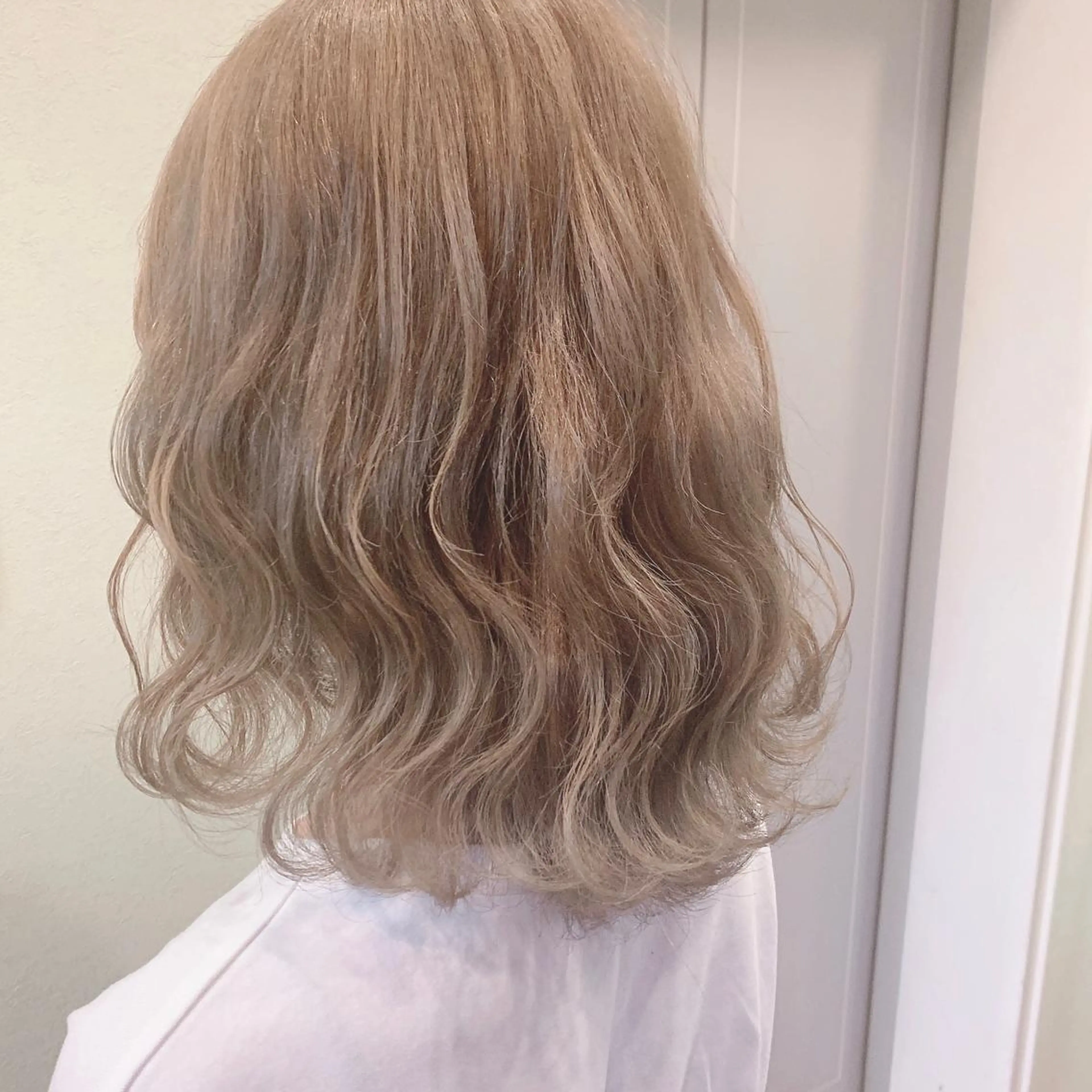 ミディアム カラー ベージュカラー ブリーチ ハイトーンカラー ミルクティーベージュ NUMBER_ ユイナのヘアスタイル