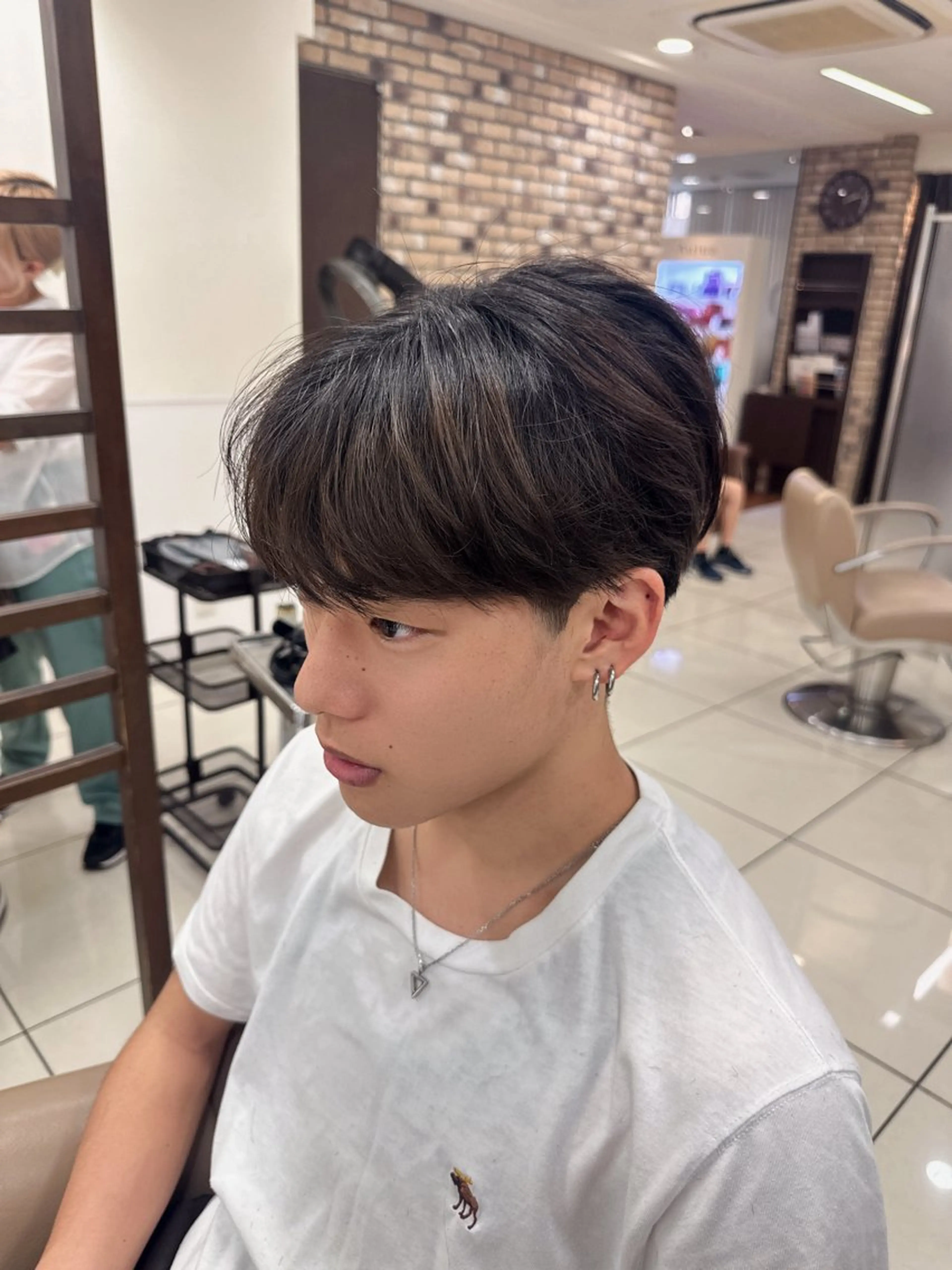 メンズ カット ラウンドマッシュシャ ドウニュアンスパーマのヘアスタイル