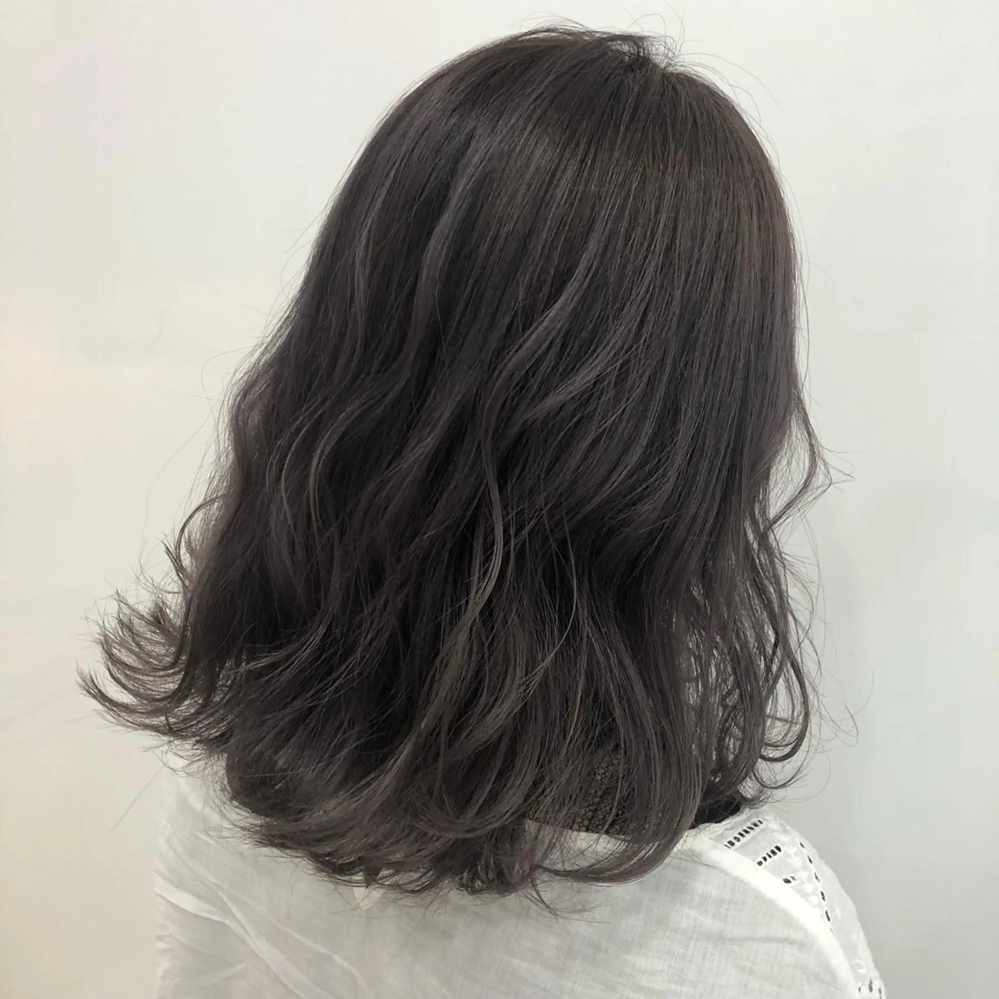 ミディアム カラー ダークグレー ヘアカラー トリートメント 佐々木 好乃のヘアスタイル