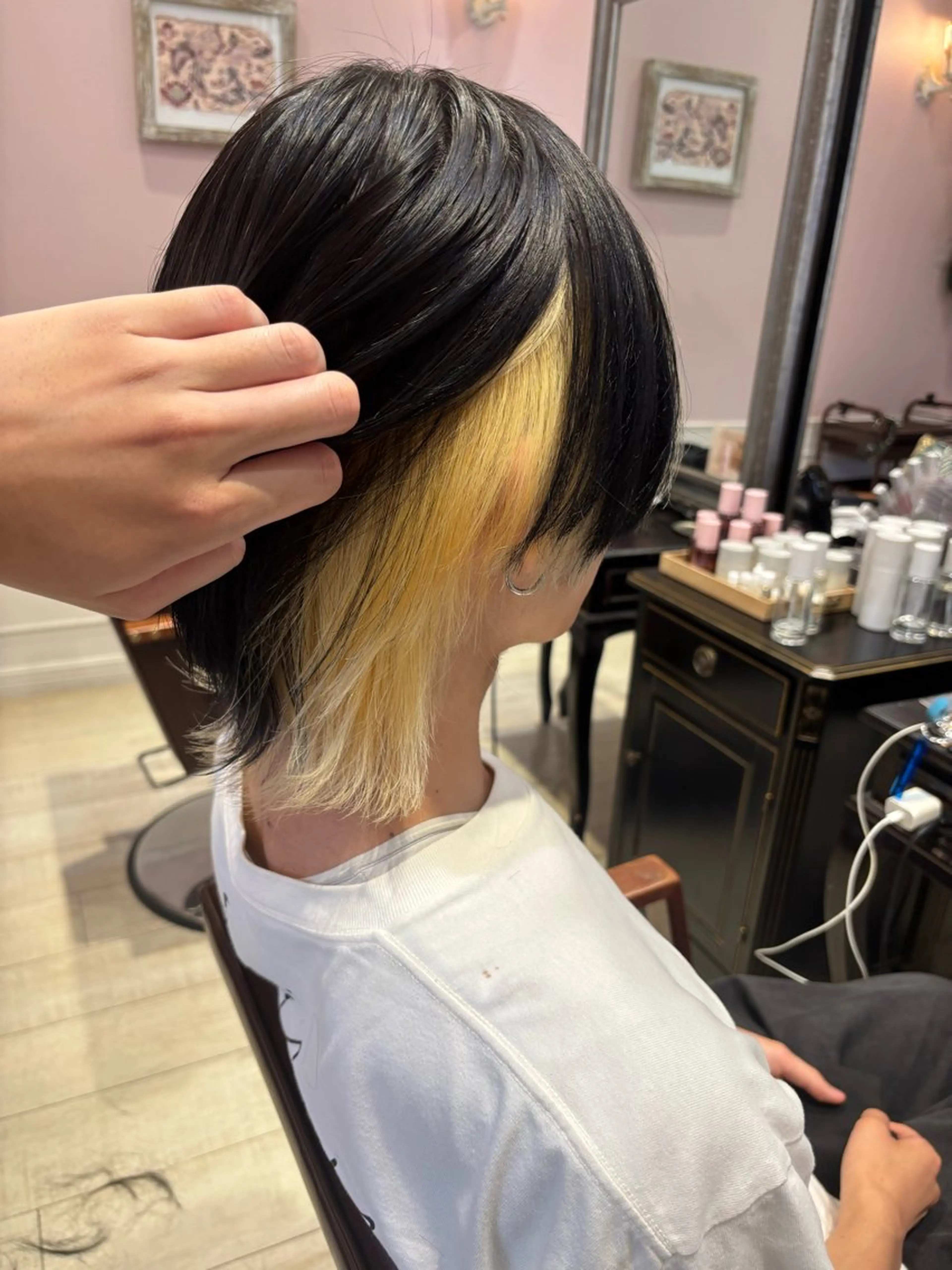 カット＋インナーカラー（ブリーチ込み）の写真