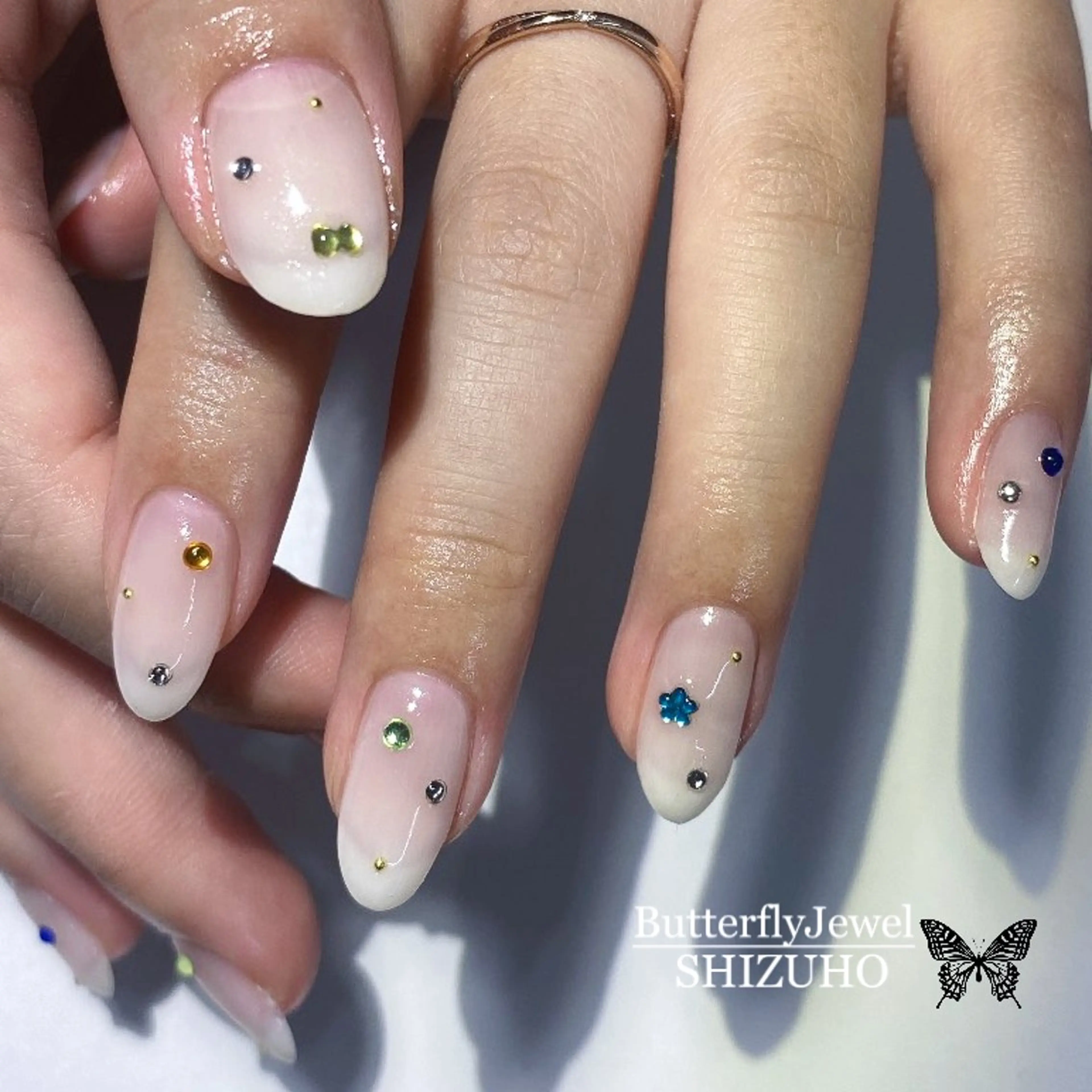 ネイル ストーンネイル ホワイト ハンドネイル Butterfly Jewel本店 石原のネイルデザイン
