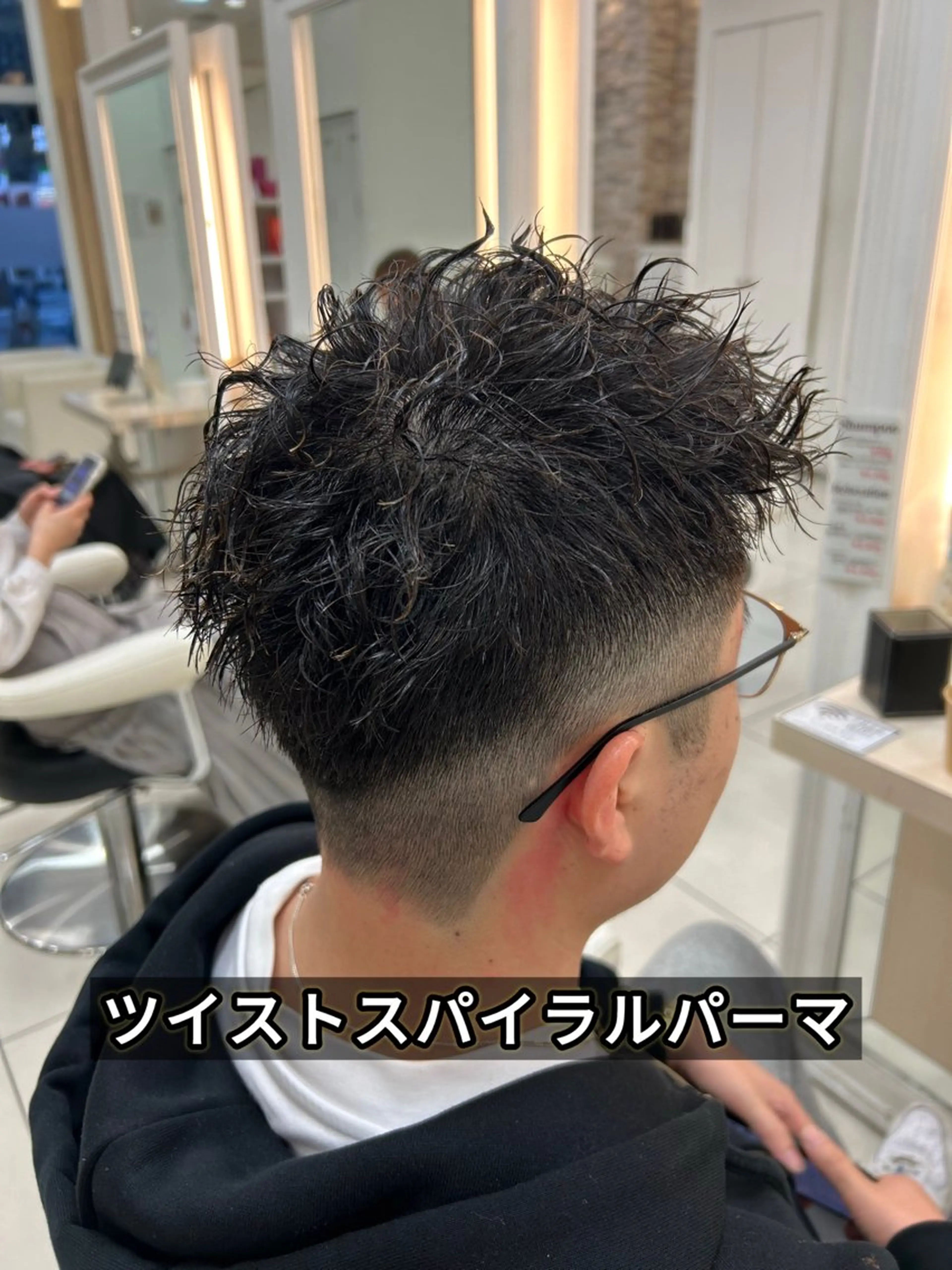 ショート カラー パーマ メンズ センターパート フェードカット フェザーパーマ カルマパーマ マッシュ カット パーマ トリートメント 髪質改善/艶カラー/ メンズパーマ/鈴木のヘアスタイル