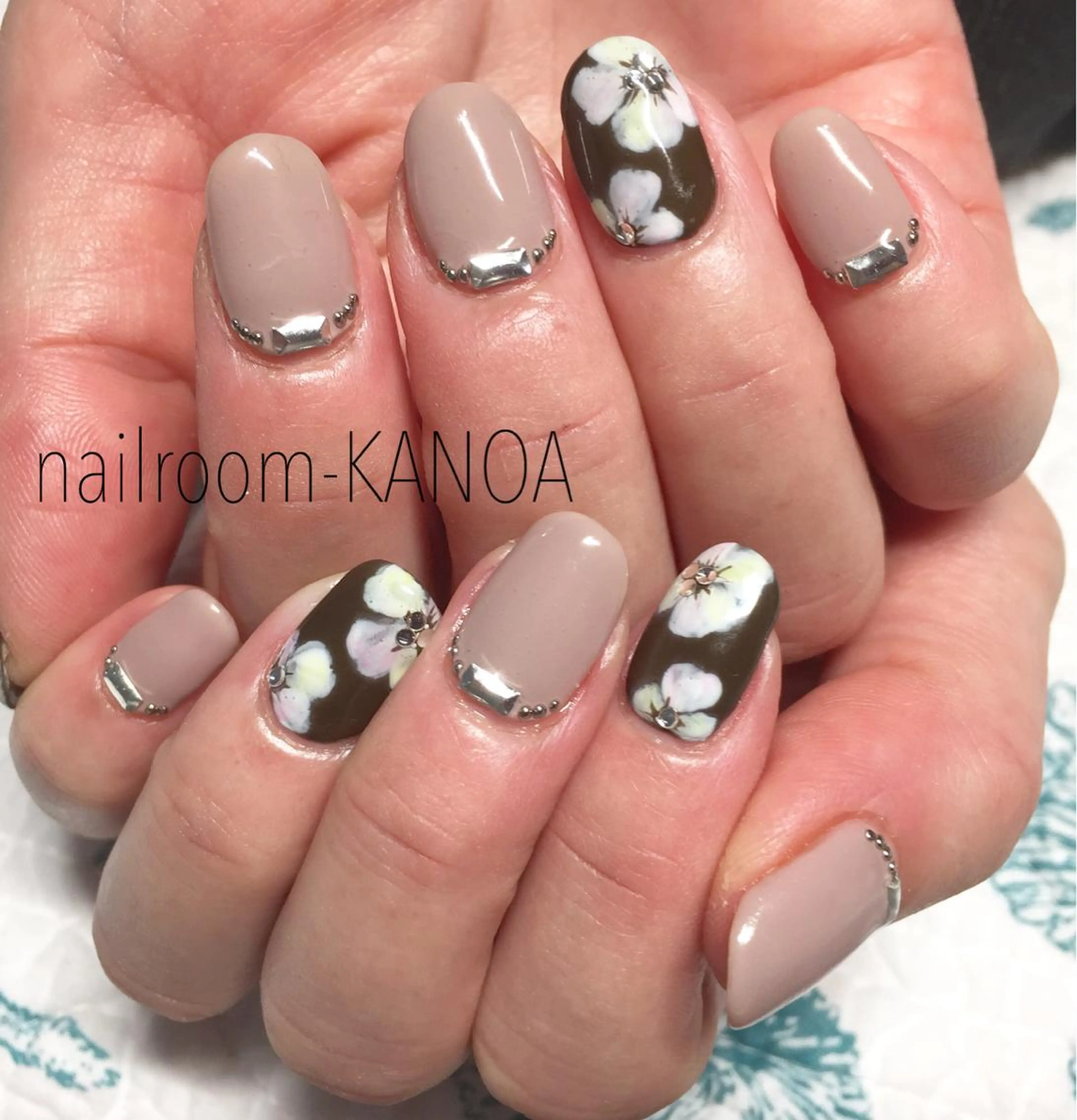 ショート ネイル ブラウン フラワーネイル nailroom- KANOAのネイルデザイン