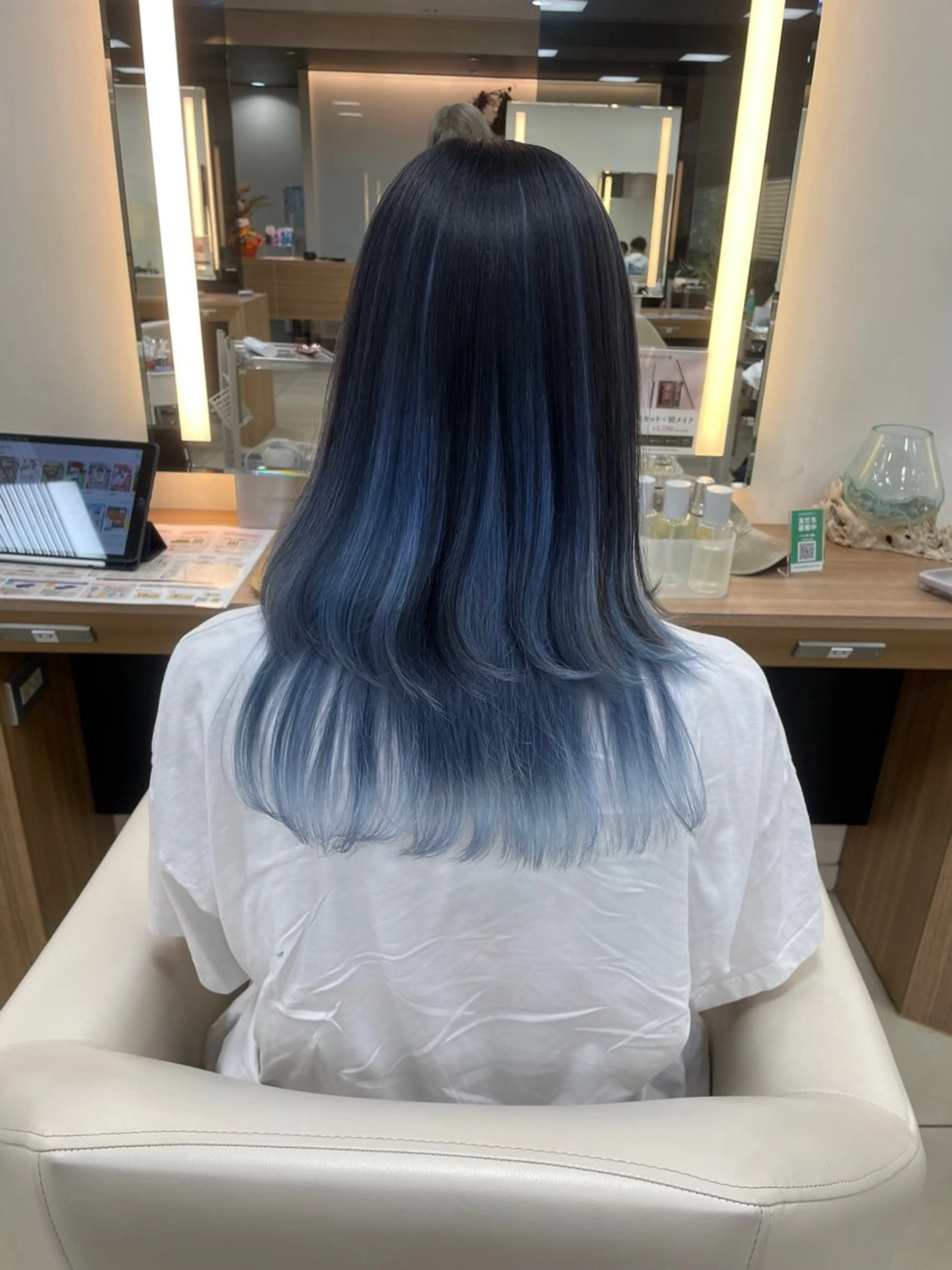 セミロング カラー 黒髪 ブルーカラー ブルーブラック デザインカラー ヘアカラー トリートメント ハイトーン/パーソナ ルカラー診断ユキノのヘアスタイル