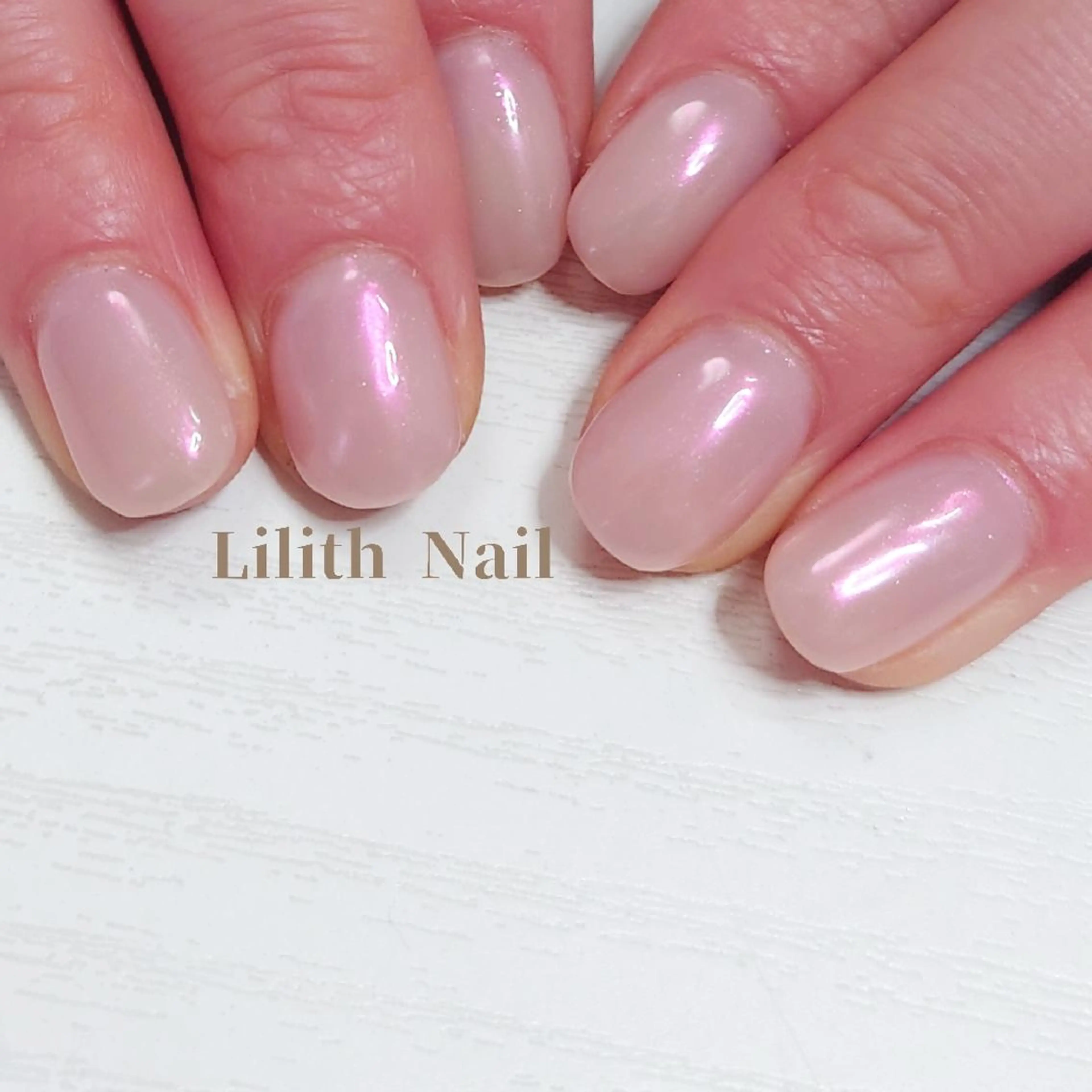 ネイル オーロラネイル ワンカラーネイル ピンク ピンクベージュ ショートネイル ハンドネイル Lilith Nailのネイルデザイン