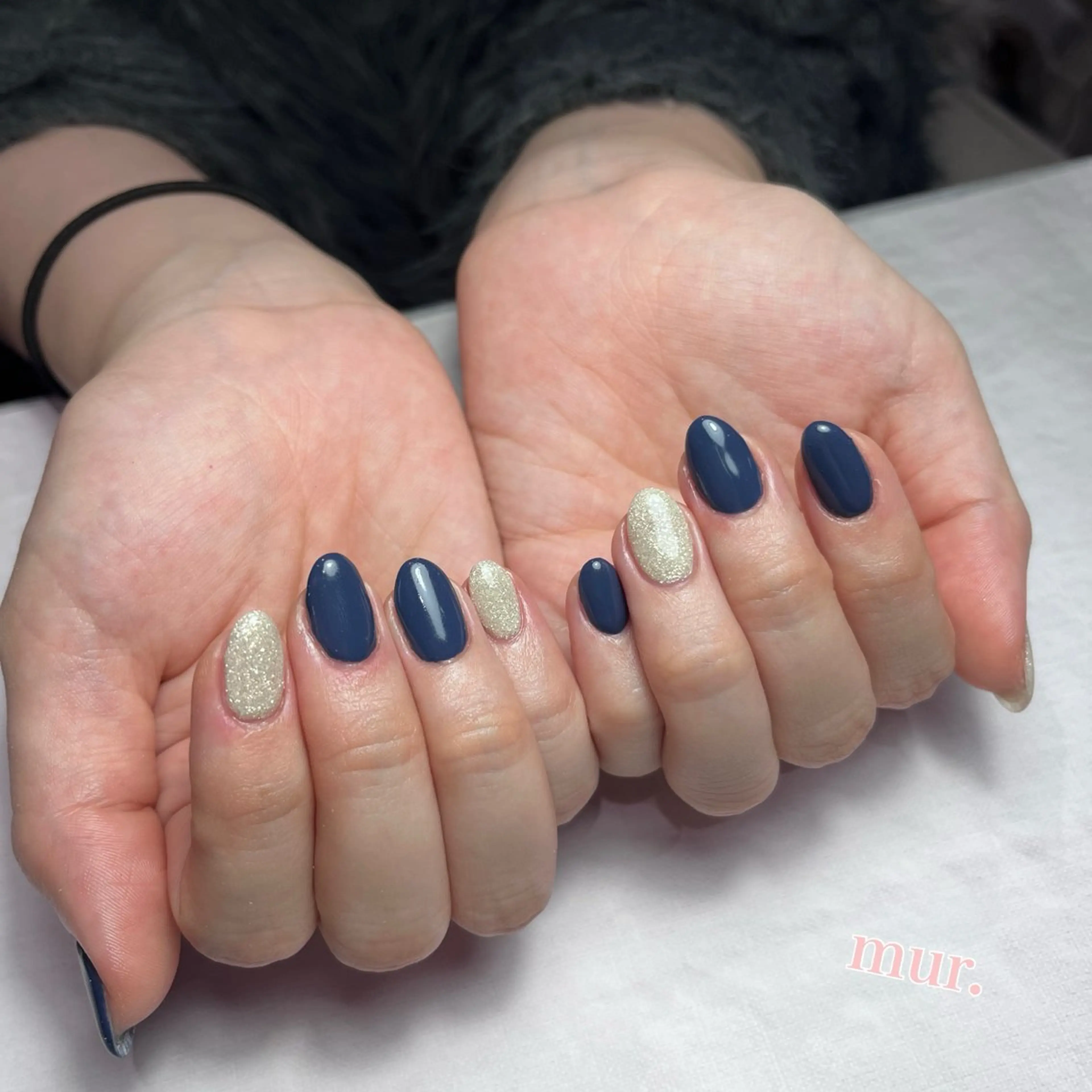 ネイル キラキラネイル ラメ(グリッター) ネイビー ワンカラーネイル ホワイト ハンドネイル nailsalon mur.のネイルデザイン