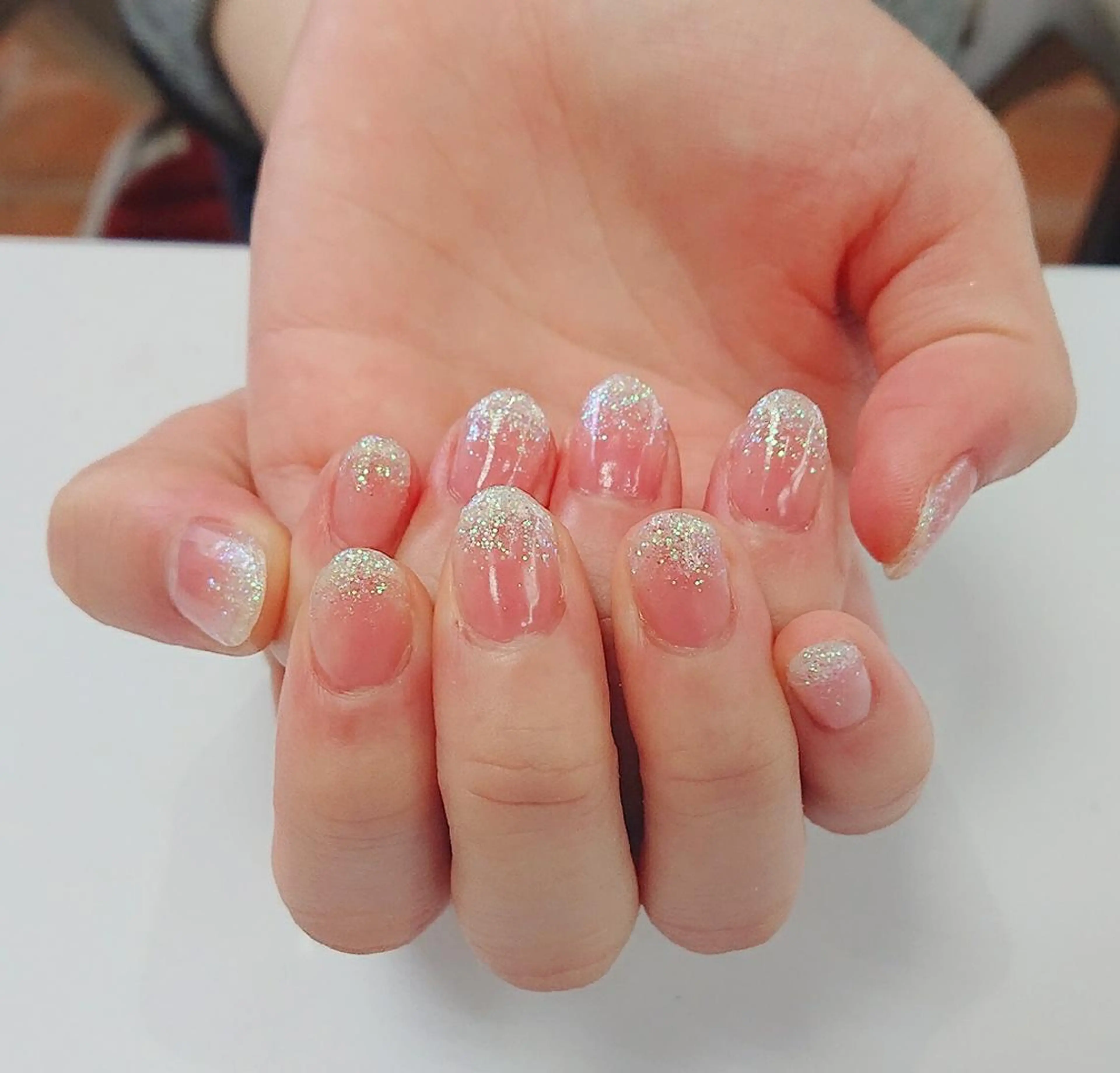 ネイル グラデーション ラメ(グリッター) ラメグラデーション ホワイト 🍒当日もOK🍒 𝑳𝑼𝑵𝑨花井のネイルデザイン