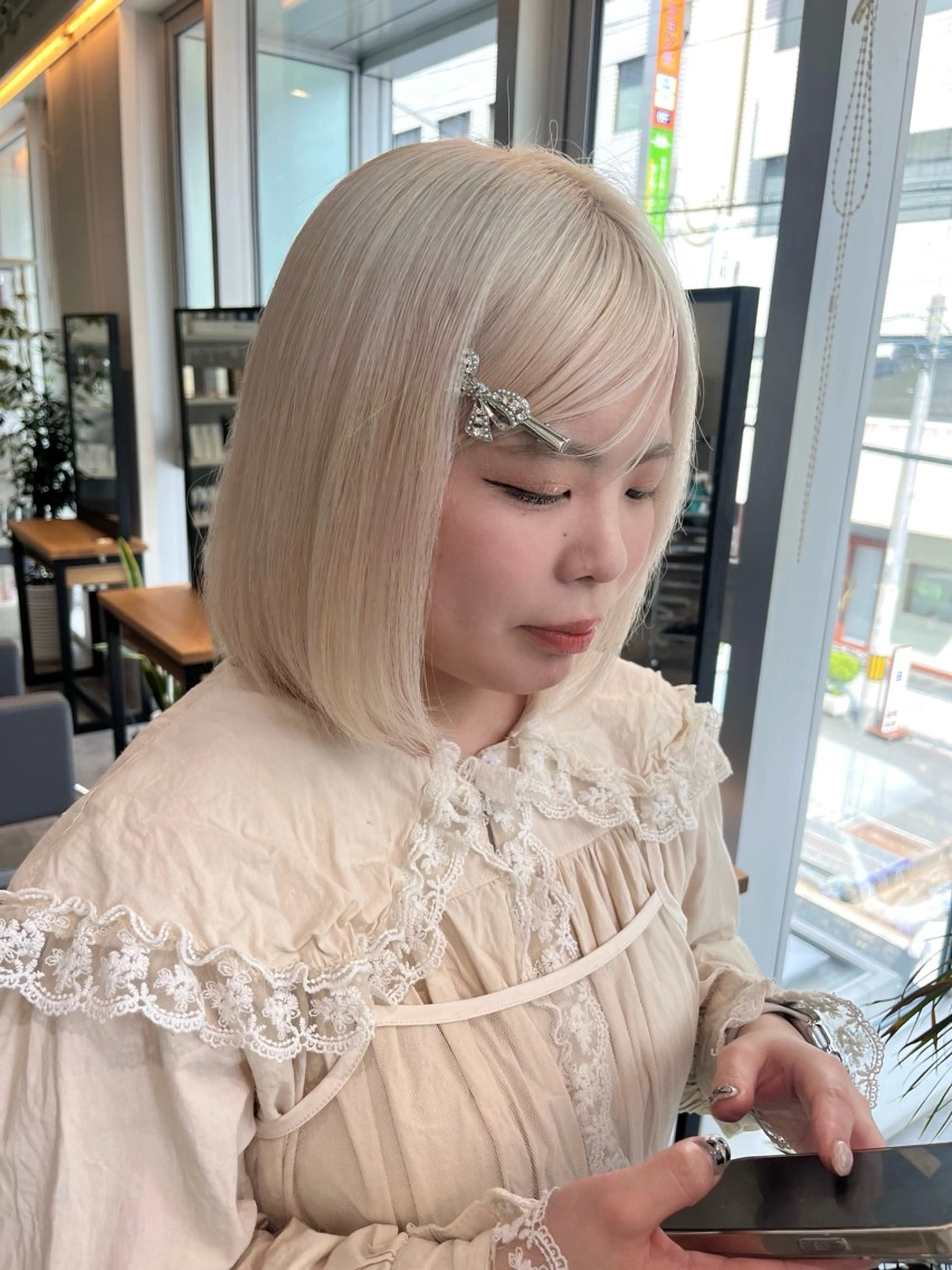 ショート カラー ベージュカラー ハイトーンカラー ホワイトベージュ カット ヘアカラー トリートメント 桃果 momokaのヘアスタイル