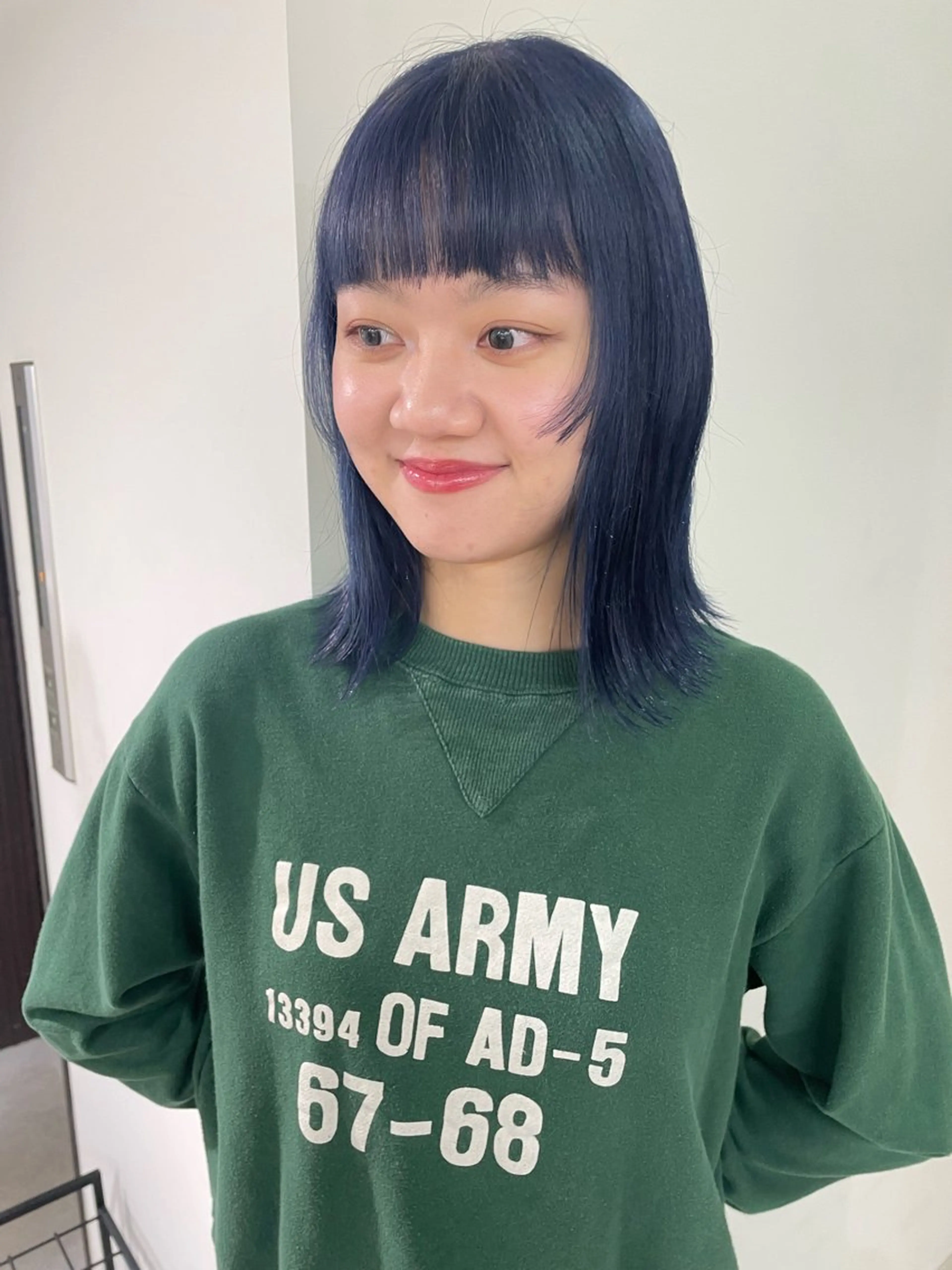 ミディアム カラー 黒髪 ブルーカラー ブルーブラック ネイビーカラー レッドカラー ヘアカラー トリートメント MIU/ルーツカラー ボブ/顔周りレイヤーのヘアスタイル