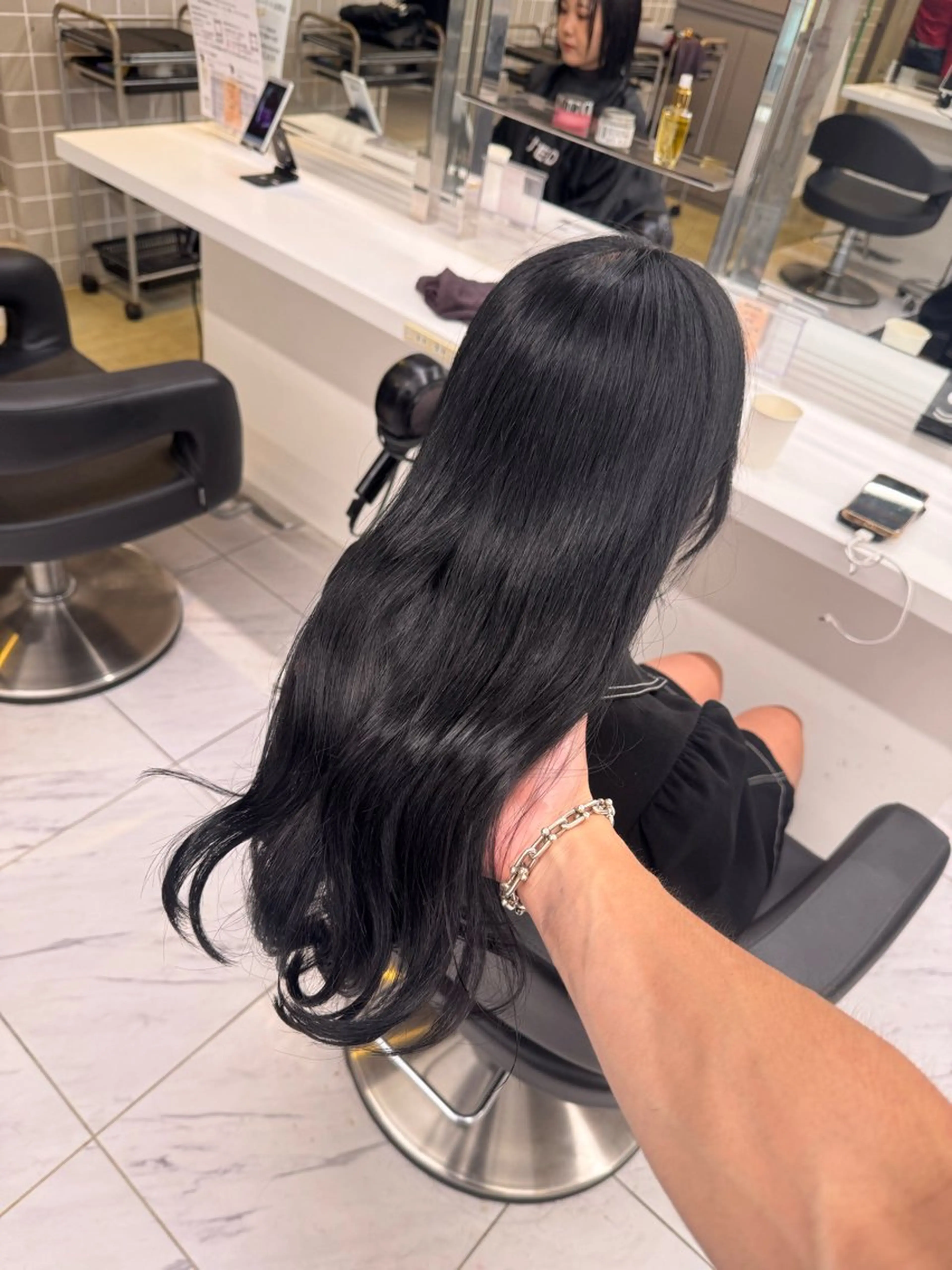 セミロング カラー ヘアアレンジ 黒髪 ブルーカラー ブルーブラック ヘアカラー トリートメント ヘアセット 韓国トレンドの 達人♡のヘアスタイル