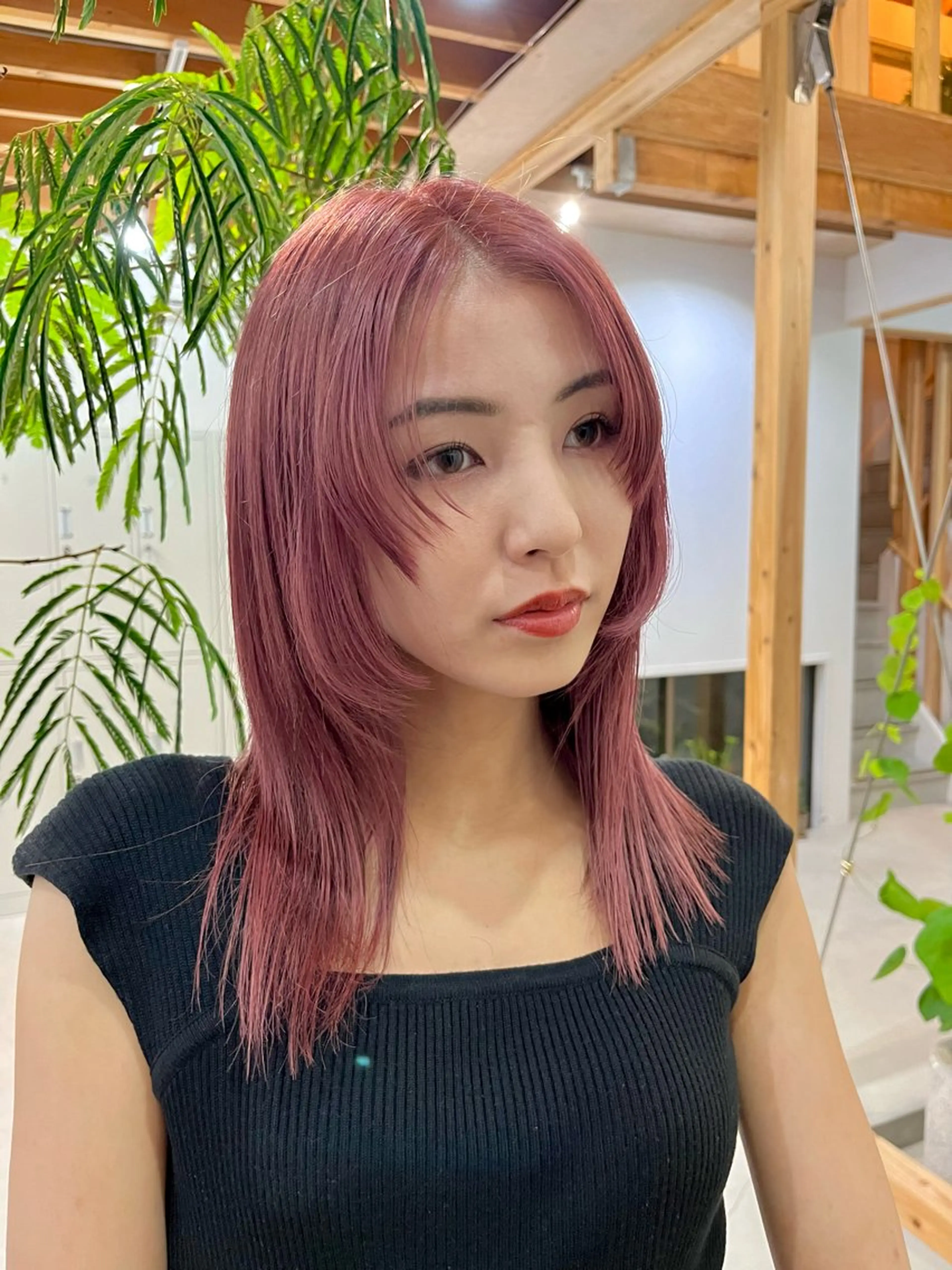 ロング カラー ピンクカラー カット ヘアカラー トリートメント ブリーチなしカラー レイヤーカットのヘアスタイル