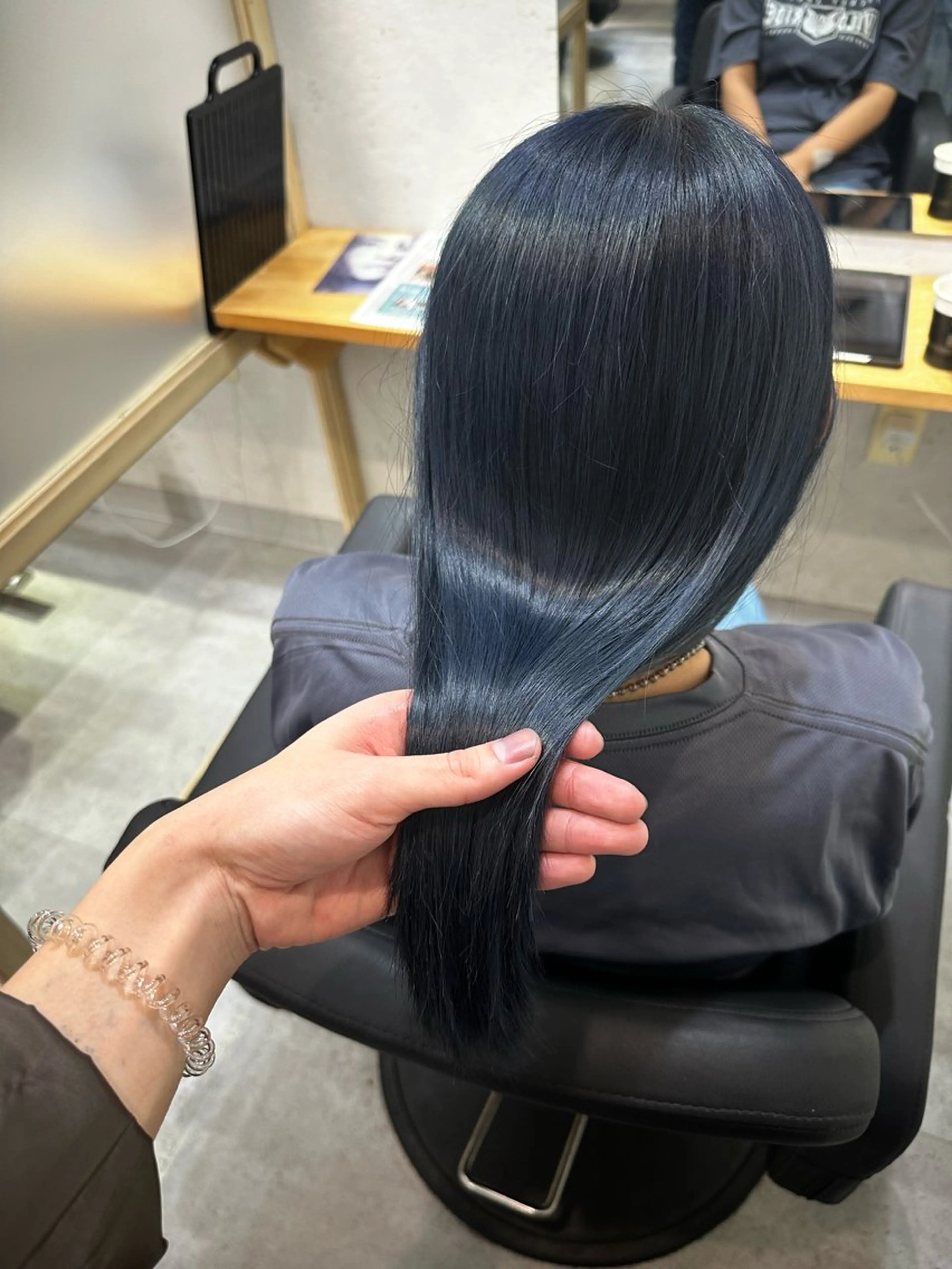 ロング カラー ブリーチ ブルーカラー ネイビーカラー カット ヘアカラー トリートメント JOS所属・上野髪質改善サロン ✂︎touiのヘアスタイル