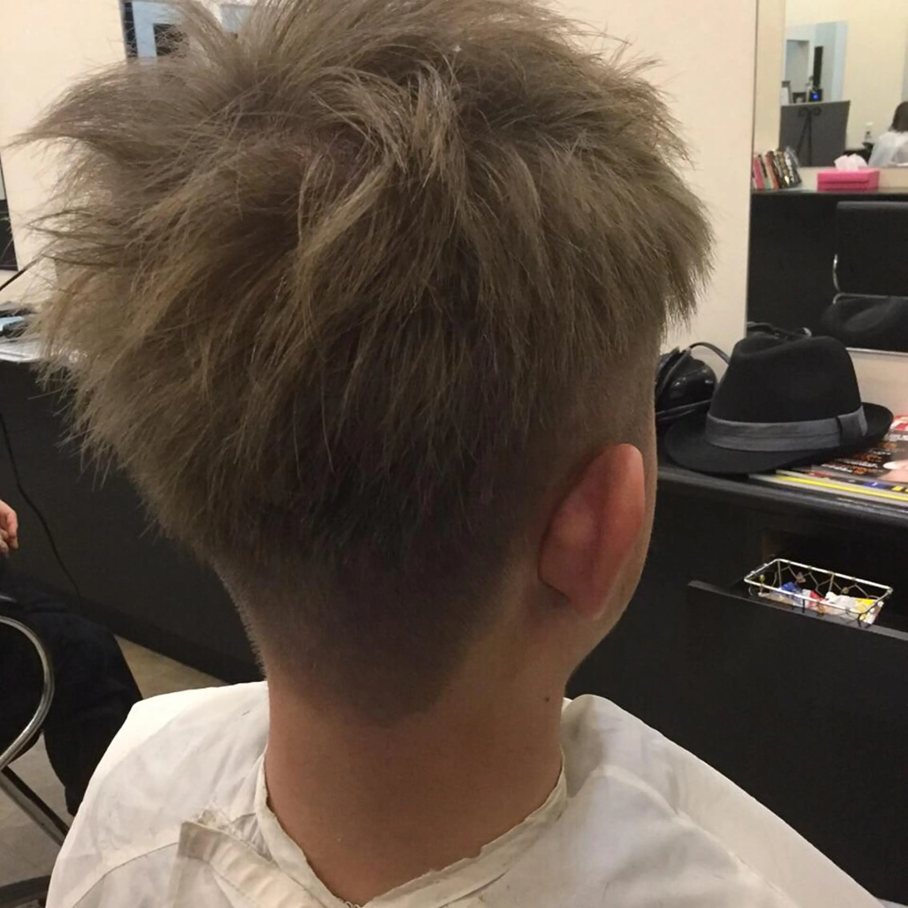 カラー メンズ メンズブリーチ ツーブロック ブリーチ ミント hair＆make plaisir所属・小野岡 潤子のヘアスタイル