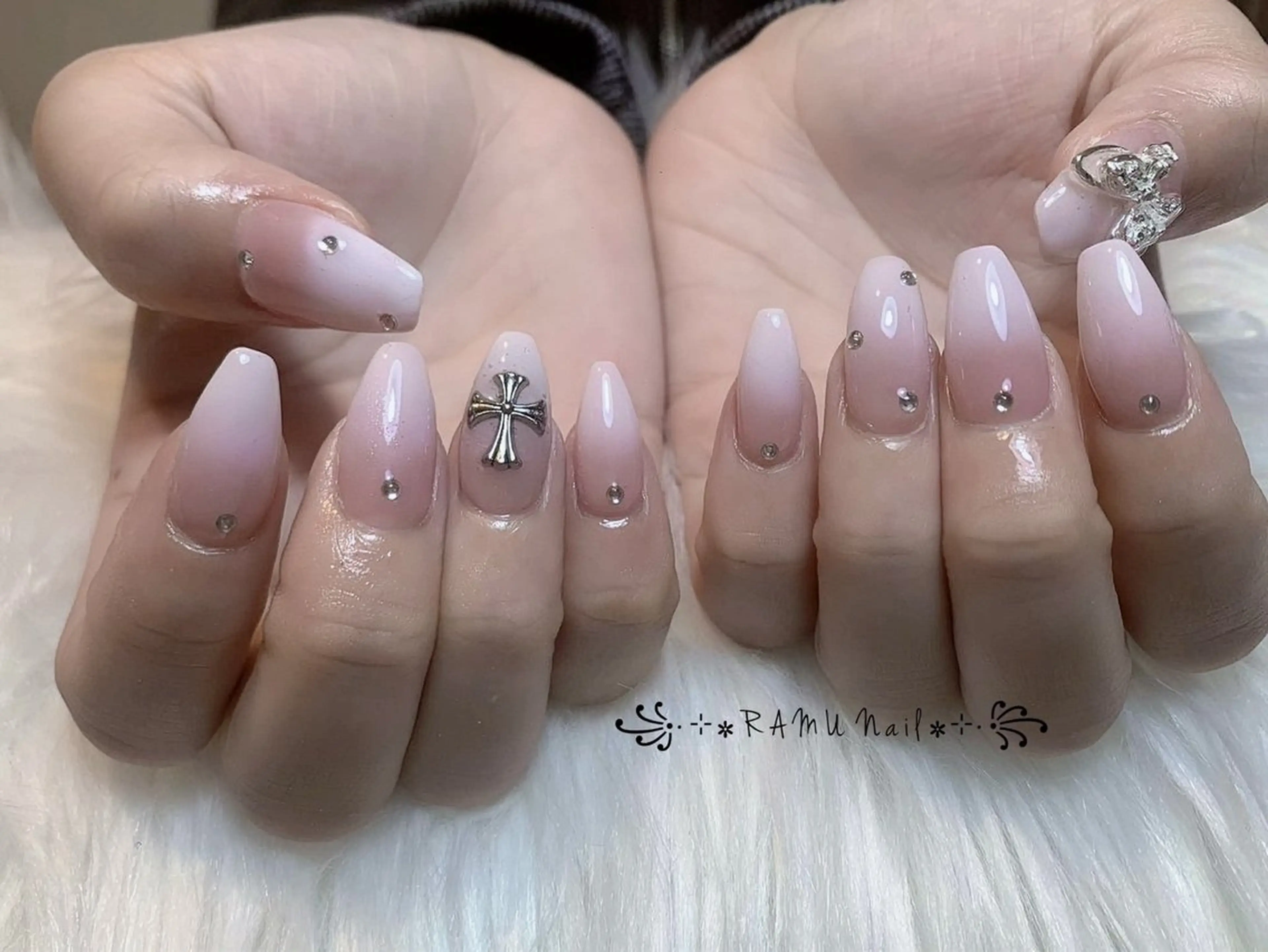 ネイル キラキラネイル マグネットネイル ミラーネイル ピンク ワンホンネイル ハンドネイル RAMU_Nail 池袋店のネイルデザイン