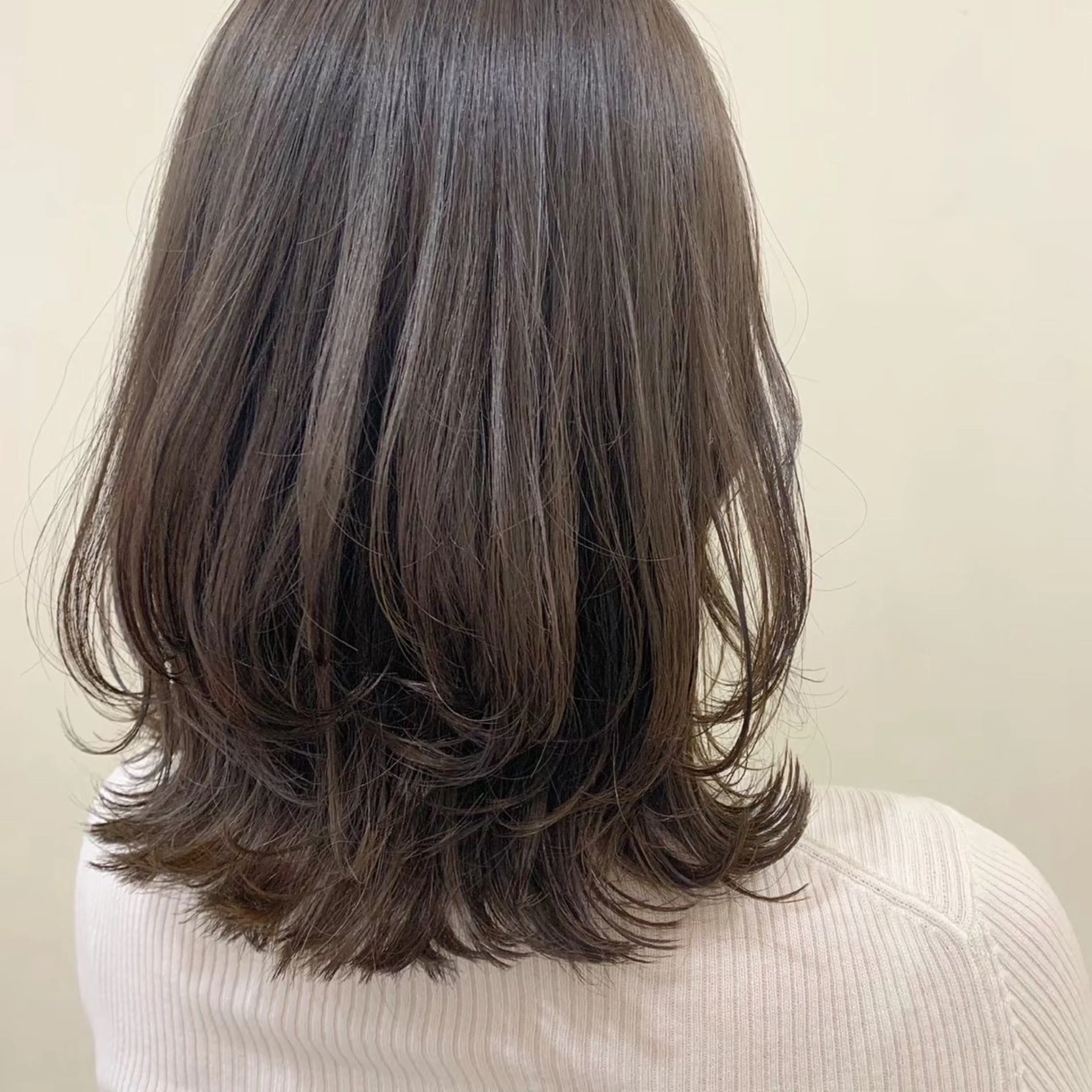 セミロング カラー ウルフレイヤー🐺 ヒナ🩶のヘアスタイル