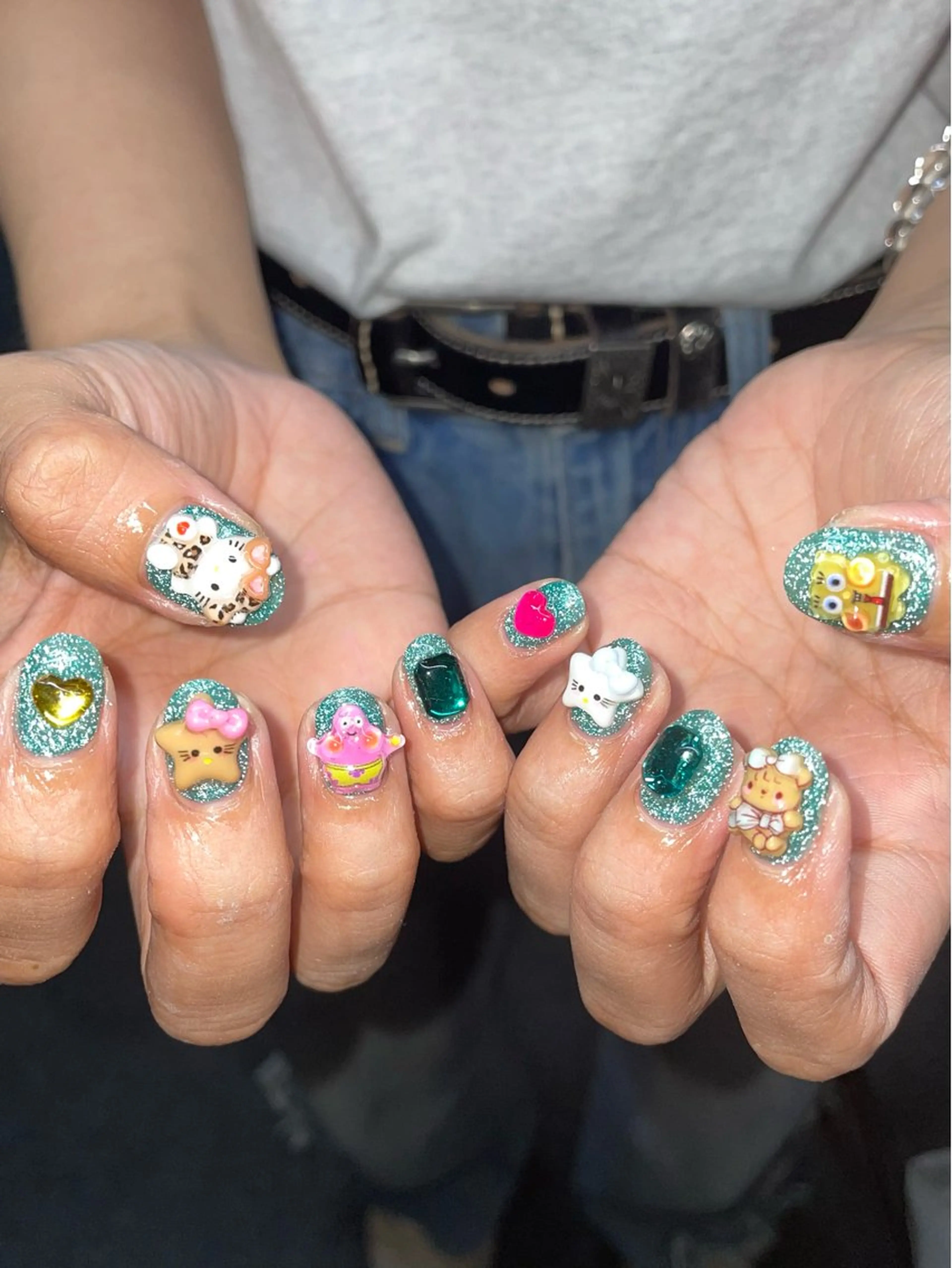 ネイル フラッシュネイル グリーン キラキラネイル ワンカラーネイル ハンドネイル ハンドケア 🎀NAIL🎀 AI🪄︎︎◝✩のネイルデザイン