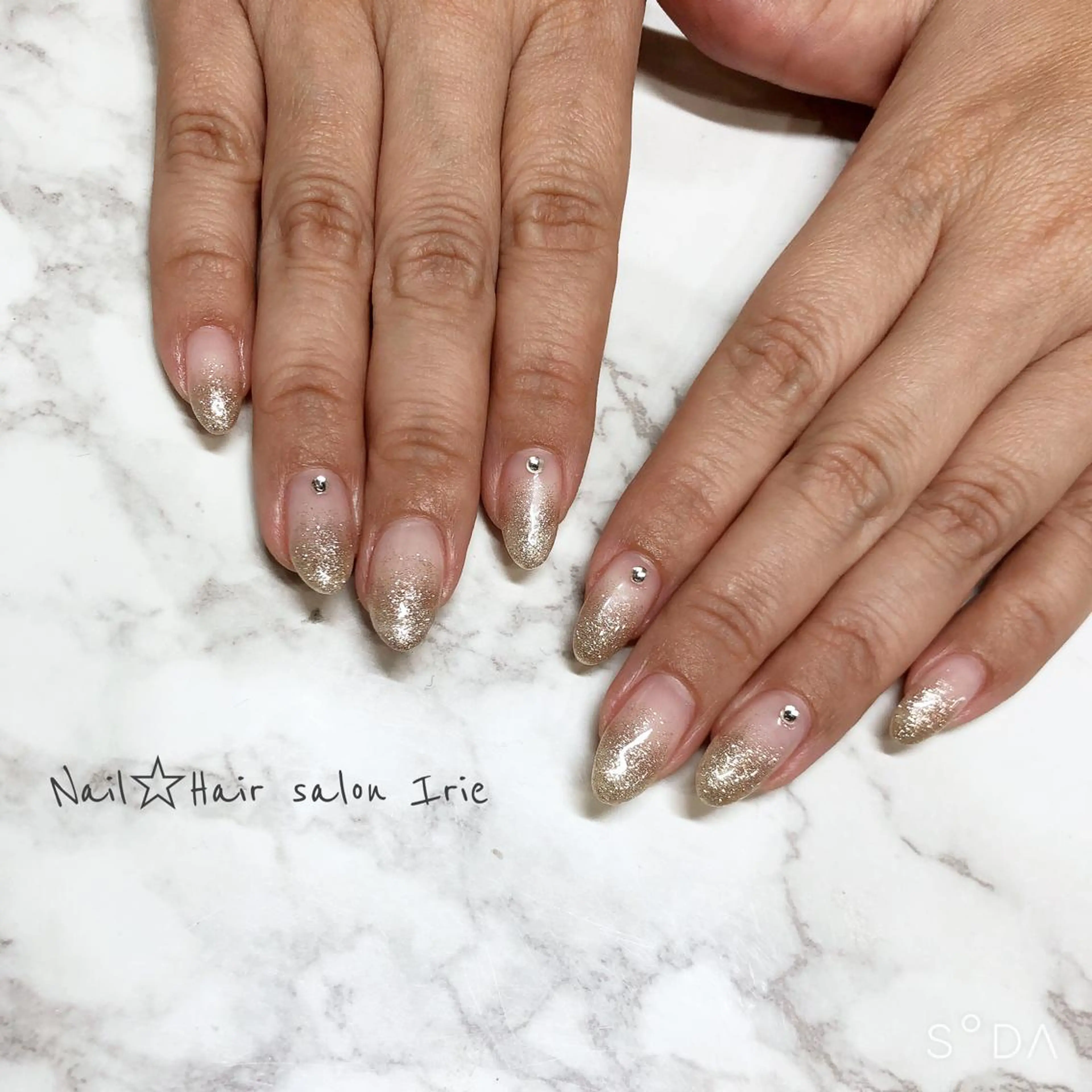 ネイル ストーンネイル ハンドネイル ハンドケア Hair salon Irie所属・與儀 知佳のネイルデザイン
