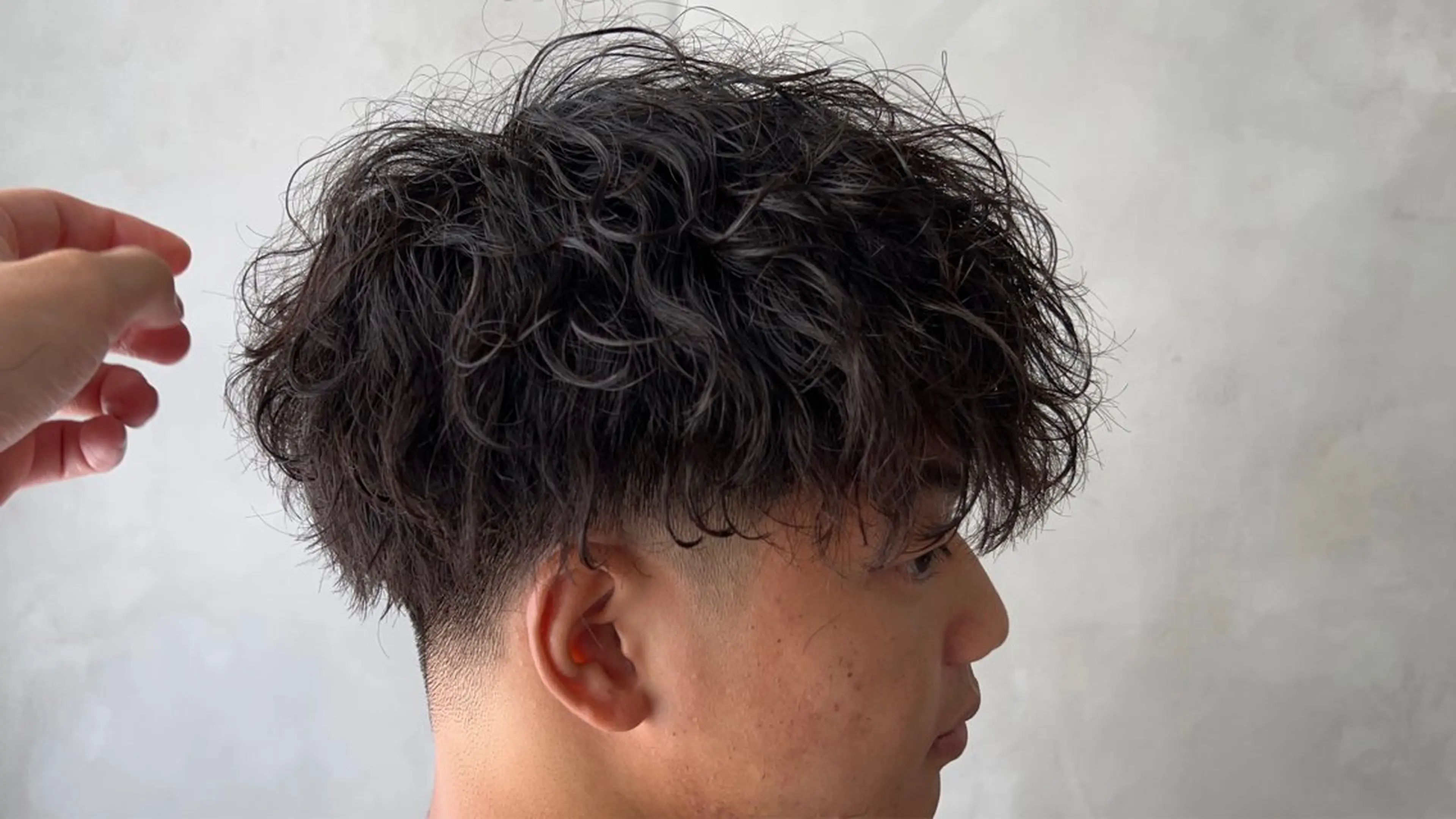 メンズ フェードカット メンズパーマ 刈り上げ 波巻きパーマ 可児 令路のヘアスタイル