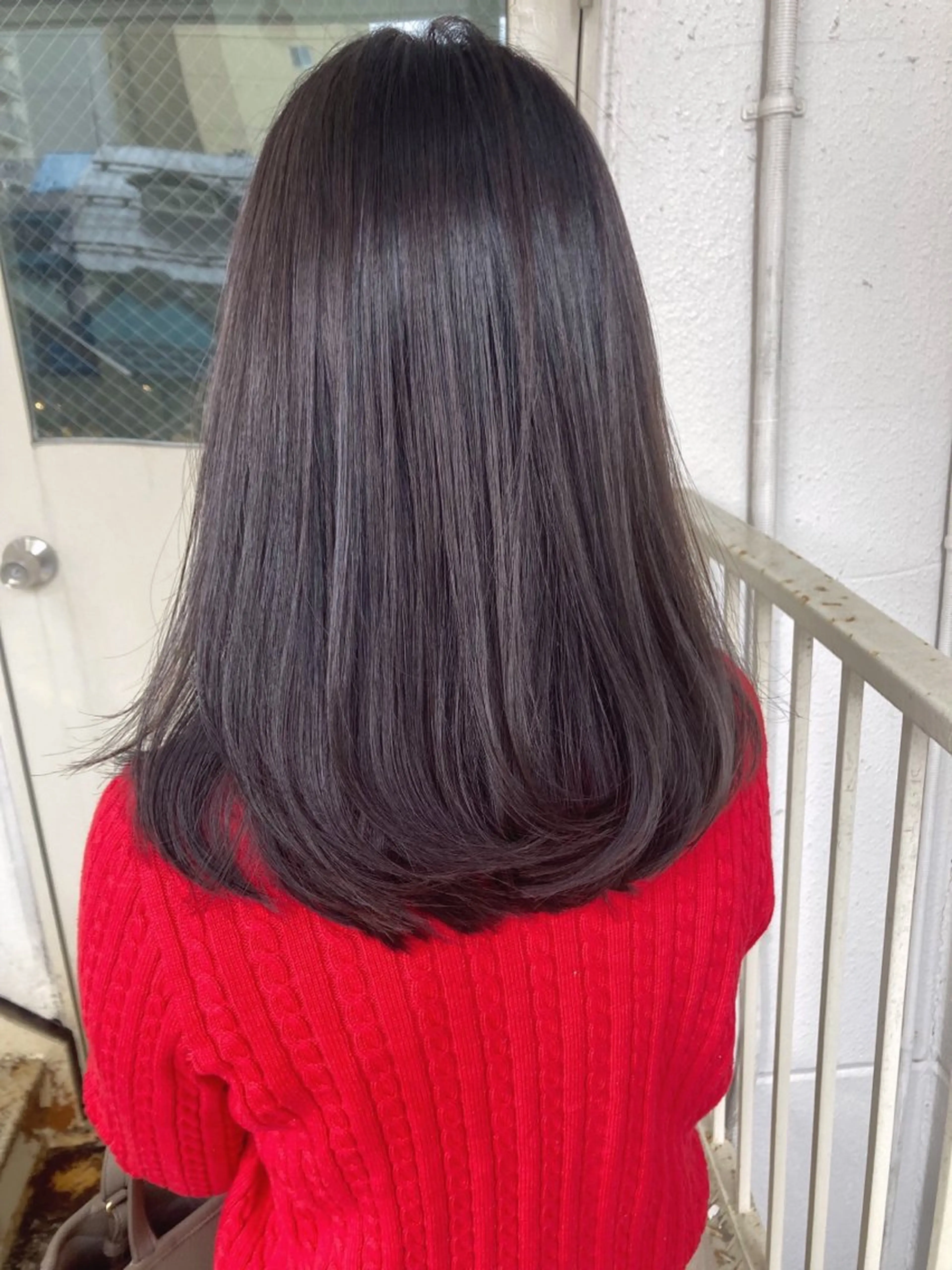 ミディアム アッシュ roka ノゾミのヘアスタイル