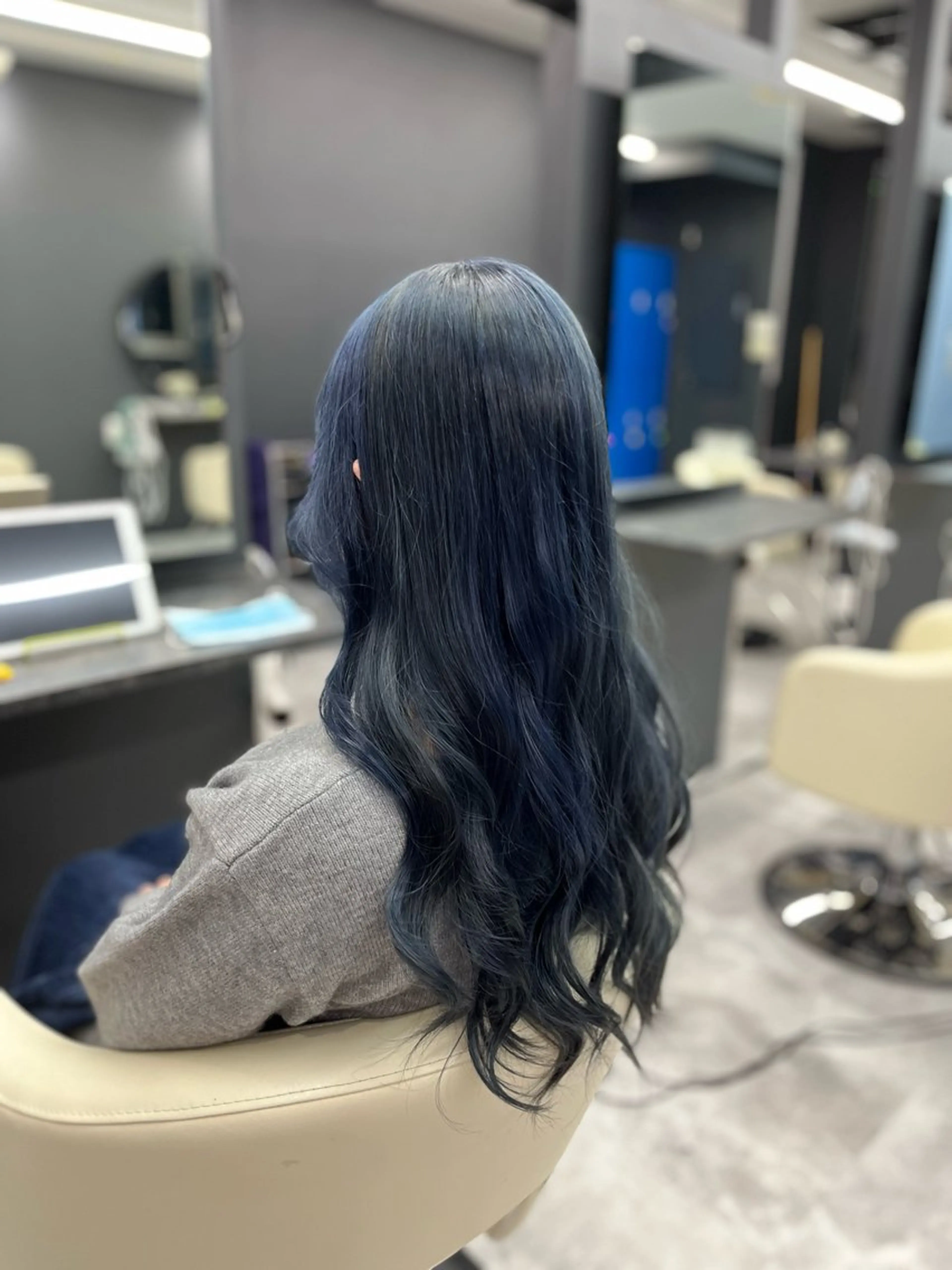 セミロング カラー ブリーチ ブルーカラー ケアブリーチ ネイビーカラー ヘアカラー トリートメント White梅田  ／ COCOのヘアスタイル