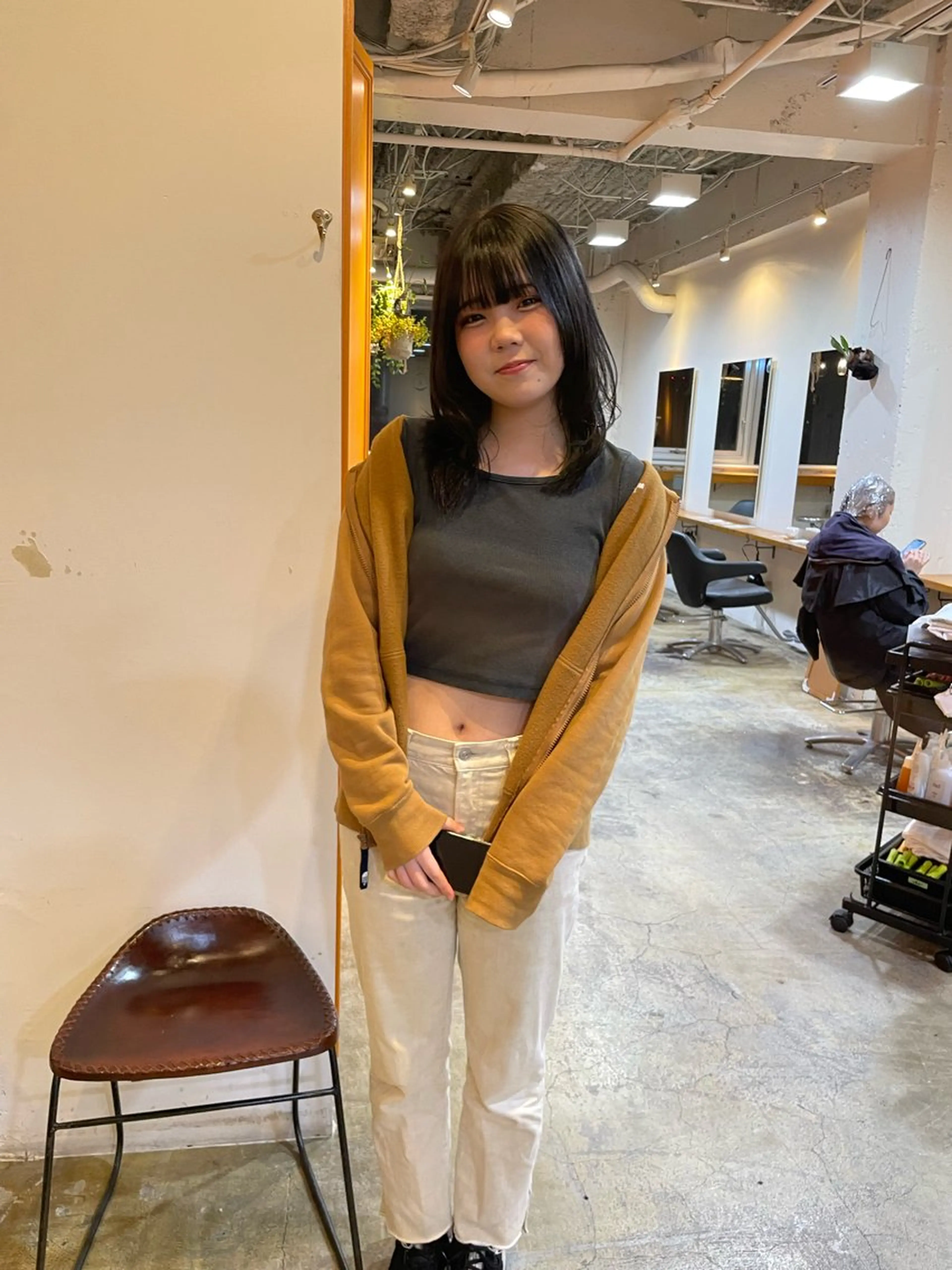 セミロング カラー 黒髪 ブルーカラー ブルーブラック MIOベージュカラー 柔らかいカラーのヘアスタイル